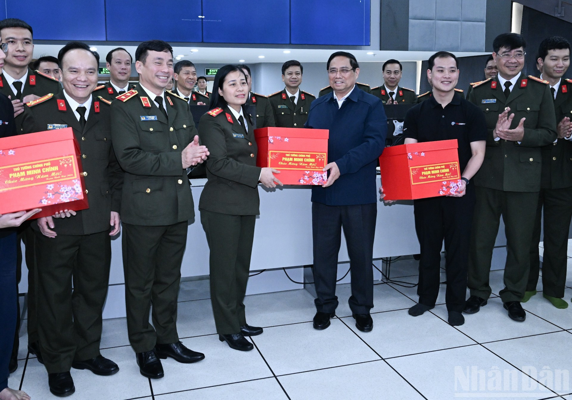 También entrega regalos sus mejores deseos a este cuerpo especializado.