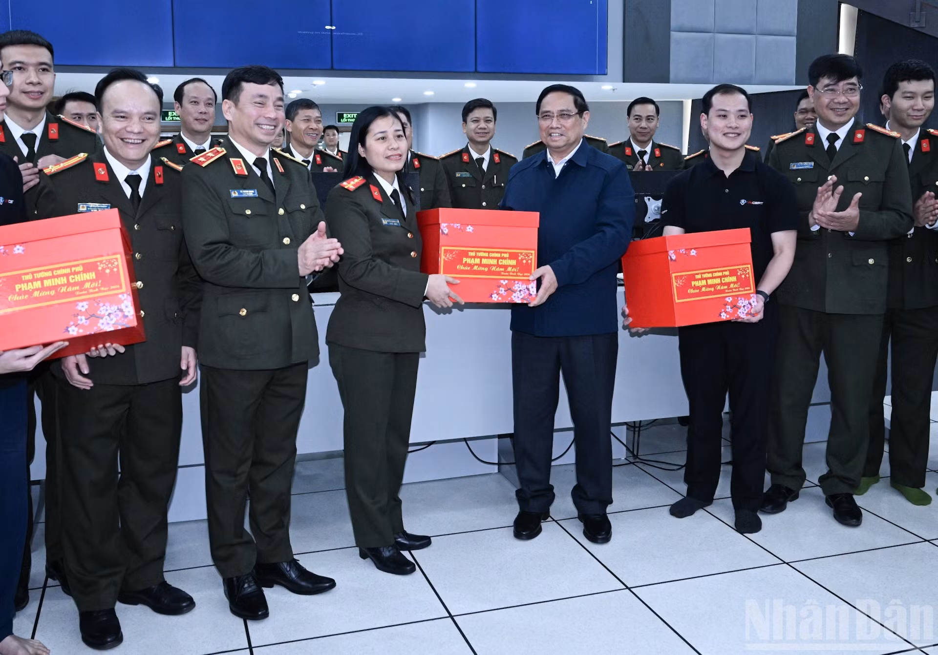 También entrega regalos sus mejores deseos a este cuerpo especializado.