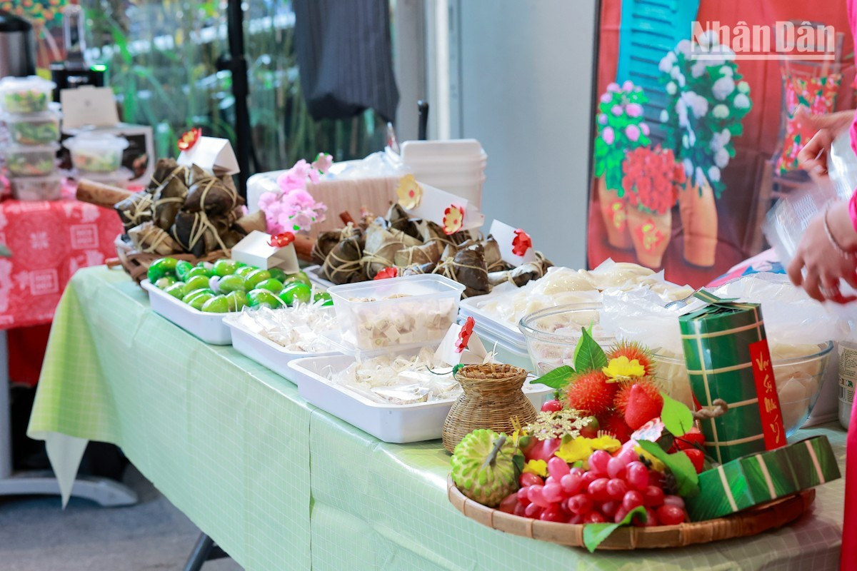 El evento también permite a las generaciones nacidas en Francia conocer mejor sus raíces, y presentar ante el público francés e internacional la imagen de Vietnam y su pueblo.