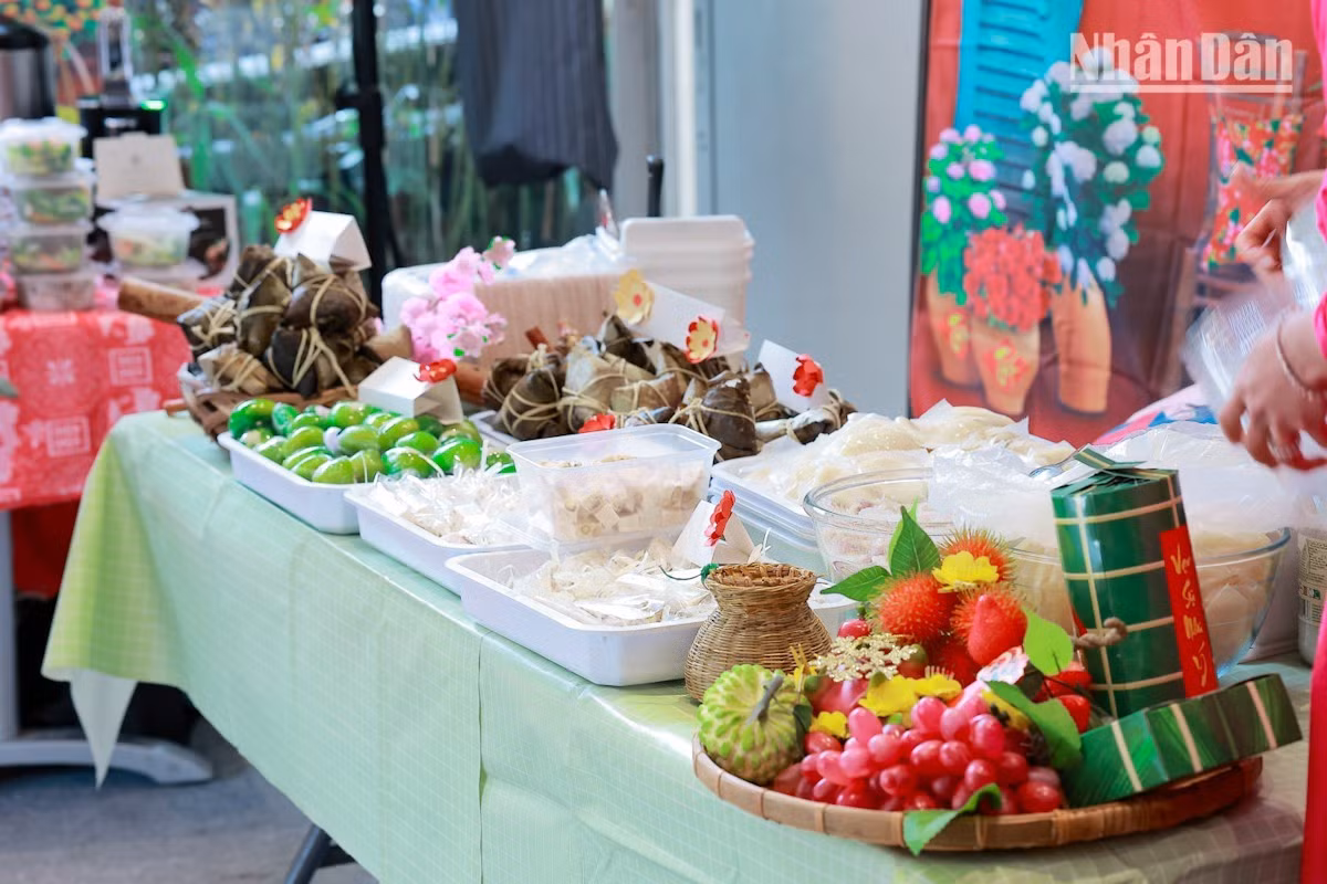 El evento también permite a las generaciones nacidas en Francia conocer mejor sus raíces, y presentar ante el público francés e internacional la imagen de Vietnam y su pueblo.