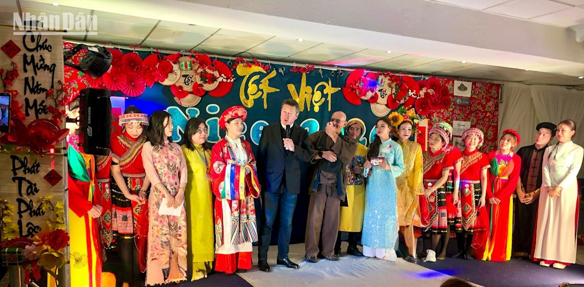 Entre los invitados se encuentran el alcalde de Niza, Christian Estrosi; el cónsul honorario, Nguyen Cong Tot, y su esposa; y la exdiputada francesa de origen vietnamita, Stephanie Do.