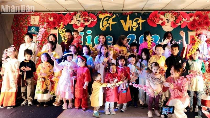 Los hijos de las familias vietnamitas en Niza visten los tradicionales Ao dai.