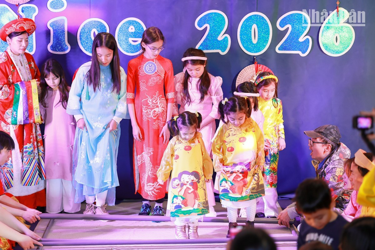 El evento recrea el ambiente del Tet vietnamita con actividades como elaborar banh chung (pastel cuadrado de arroz glutinoso), enseñar a los niños a confeccionar flores de albaricoque y melocotonero y adornos del Tet, así como juegos populares, junto con diversas experiencias culturales y gastronómicas.