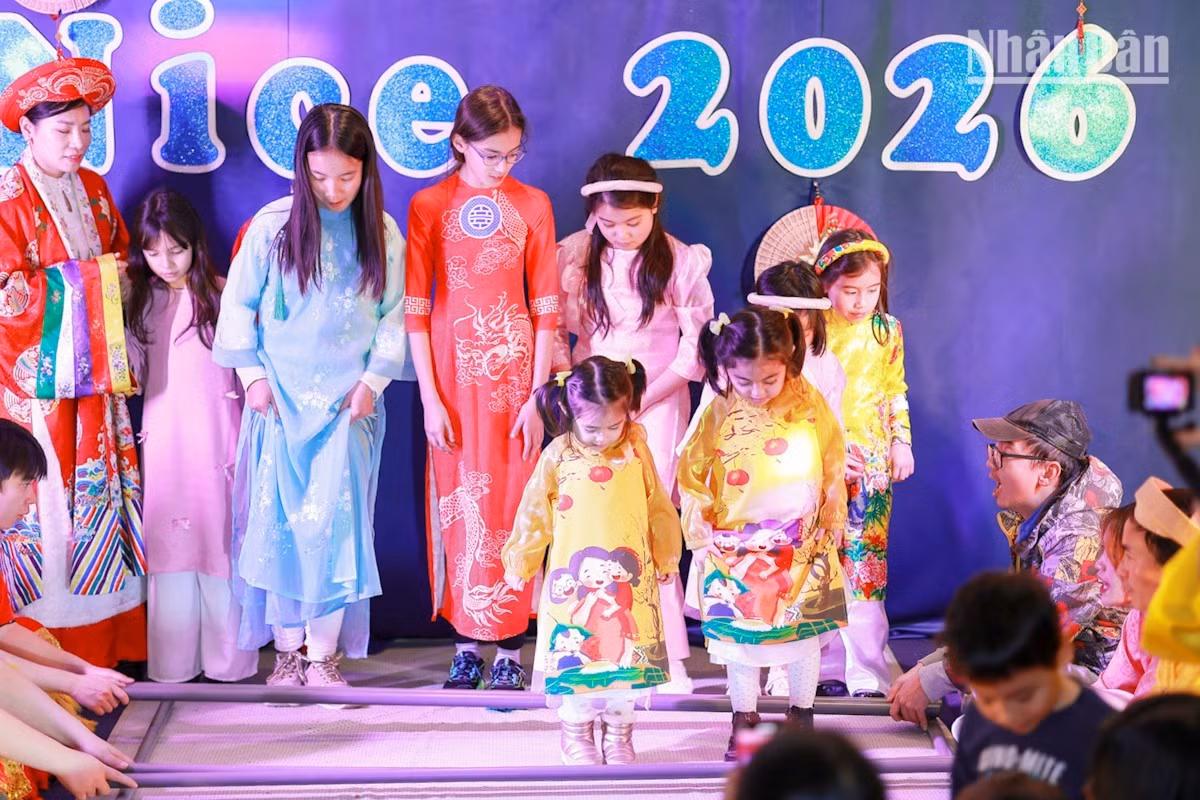 El evento recrea el ambiente del Tet vietnamita con actividades como elaborar banh chung (pastel cuadrado de arroz glutinoso), enseñar a los niños a confeccionar flores de albaricoque y melocotonero y adornos del Tet, así como juegos populares, junto con diversas experiencias culturales y gastronómicas.