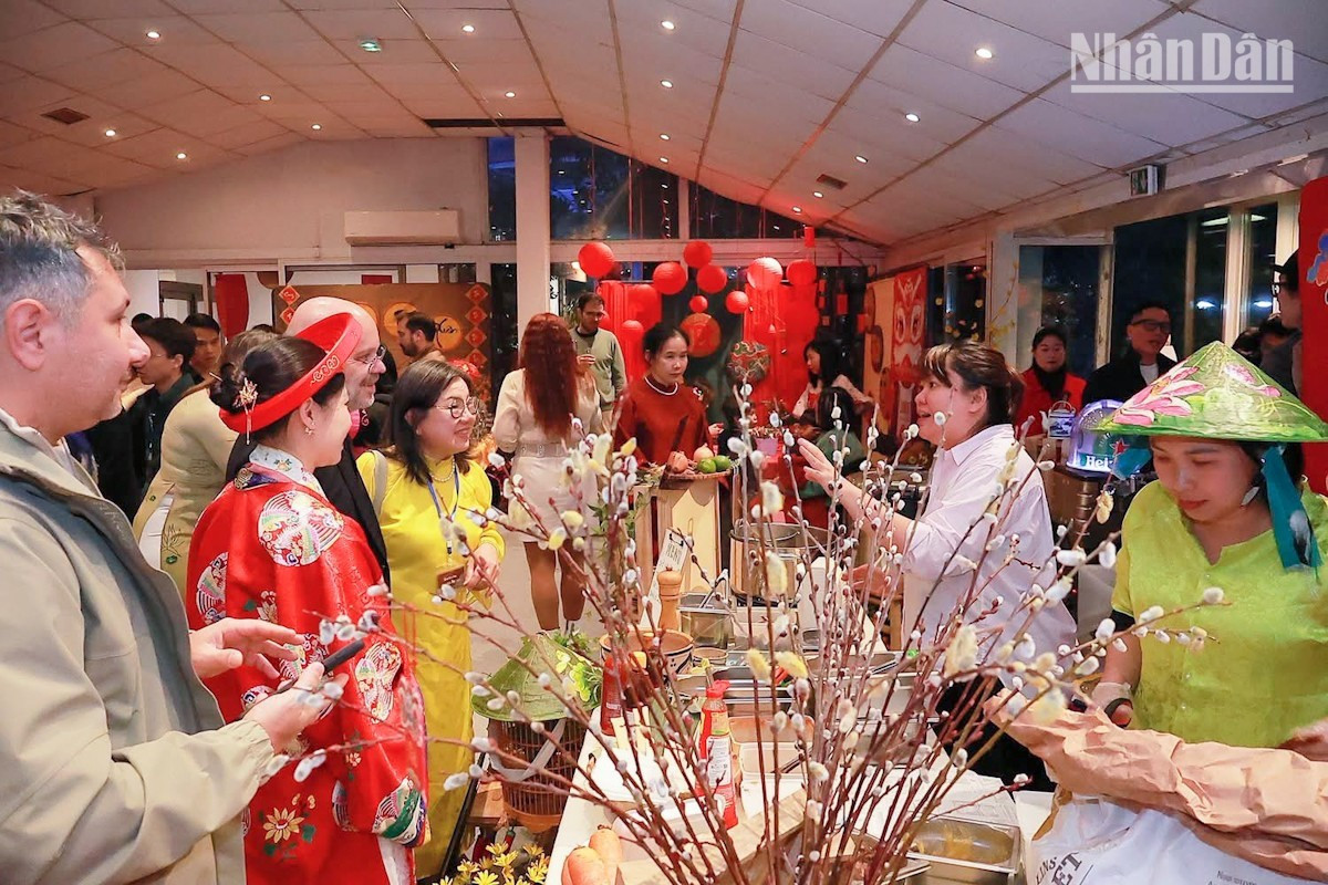 El ambiente del Tet, recreado con mucho detalle, es muy bien recibido por la comunidad vietnamita de Niza y zonas aledañas, así como por amigos franceses y de otros países.