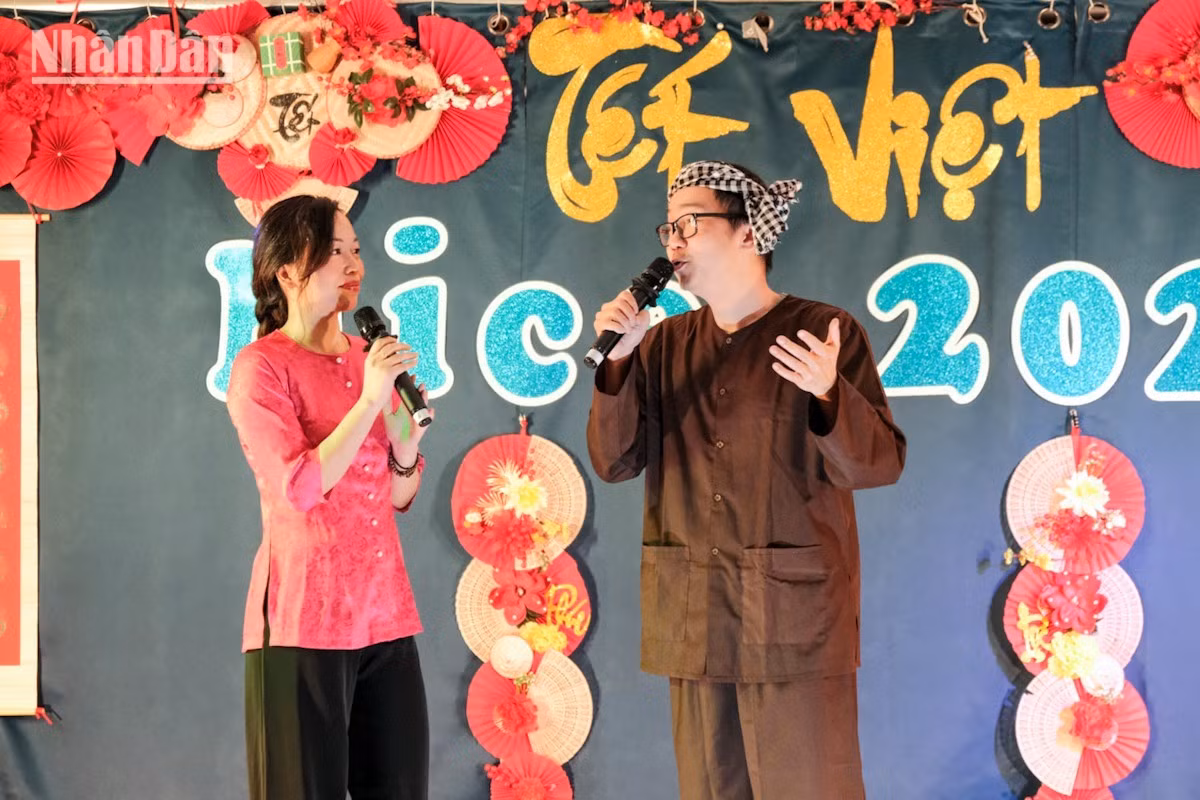 El programa artístico cuenta con actuaciones de canto y danza representativas de distintas regiones de Vietnam.