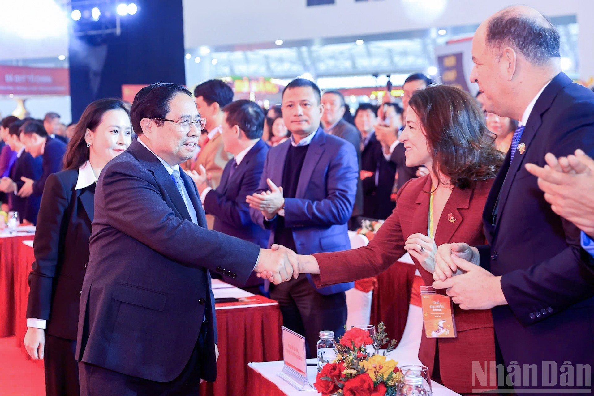 Minh Chinh con los delegados.