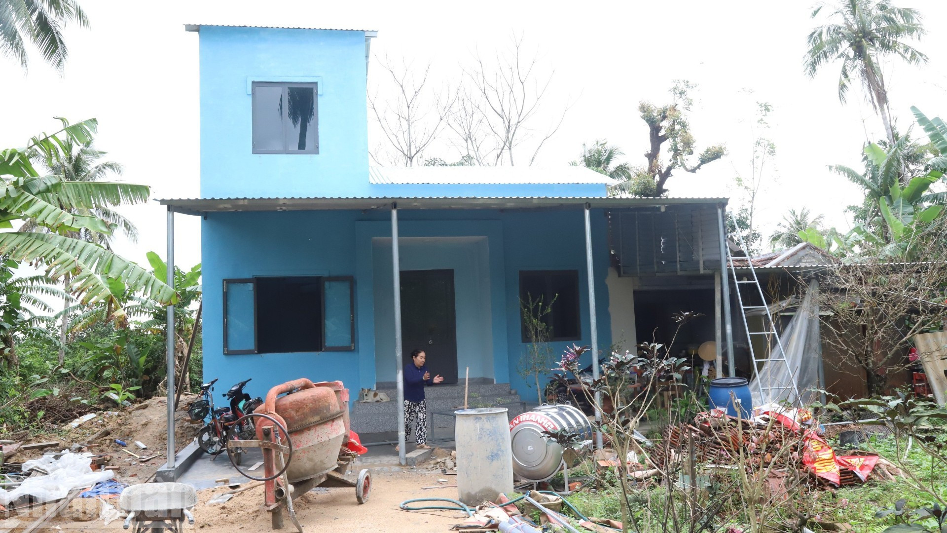 Nguyen Thi Chung, vecina de la aldea My Hoa, comuna de Hoa Thinh, limpia su nueva vivienda, construida con apoyo, para recibir el Año Nuevo Lunar.