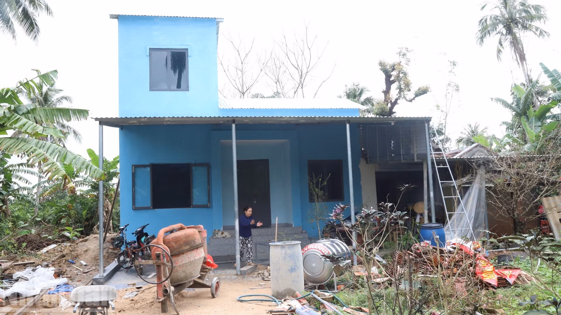Nguyen Thi Chung, vecina de la aldea My Hoa, comuna de Hoa Thinh, limpia su nueva vivienda, construida con apoyo, para recibir el Año Nuevo Lunar.