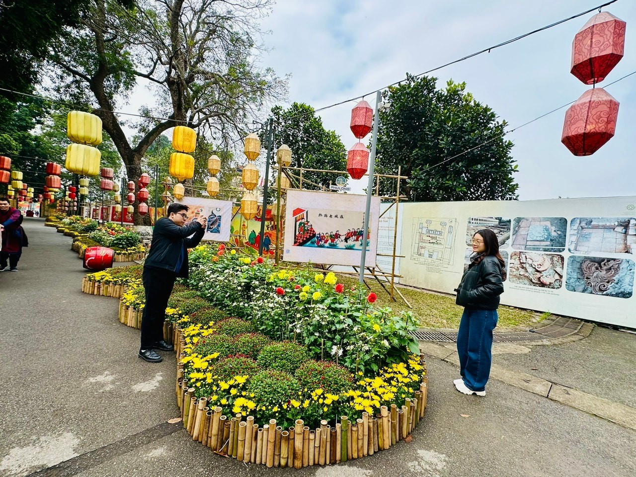 La avenida floral atrae a numerosos visitantes.
