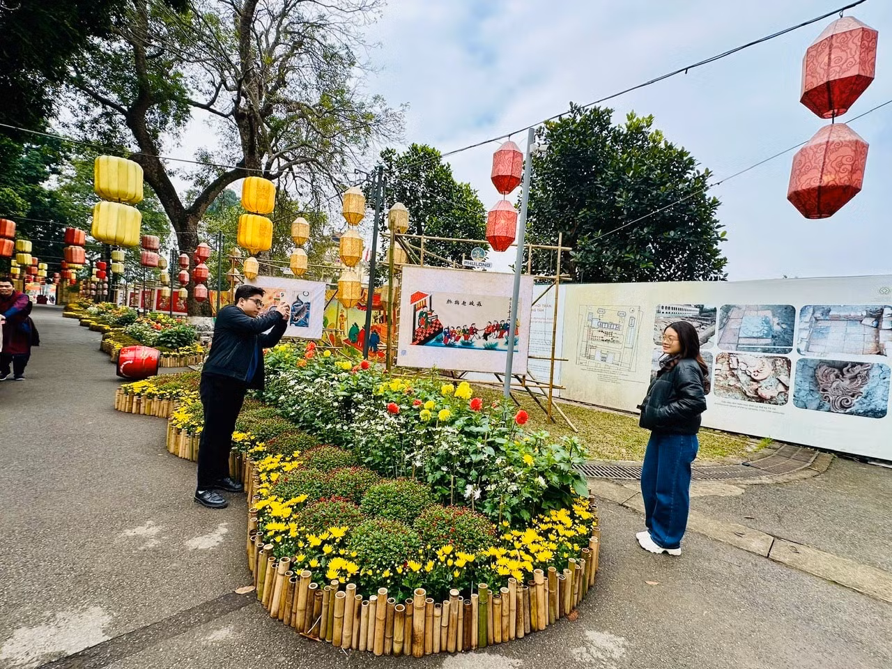 La avenida floral atrae a numerosos visitantes.