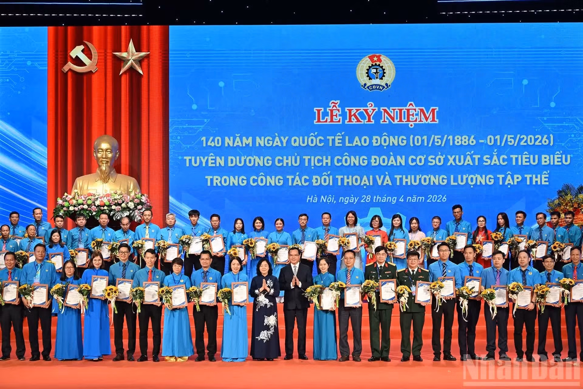 La presidenta del Comité Central del Frente de la Patria de Vietnam, Bui Thi Minh Hoai, y el ministro de Asuntos Étnicos y Religiosos, Nguyen Dinh Khang, distinguen a los presidentes de sindicatos de base más destacados.