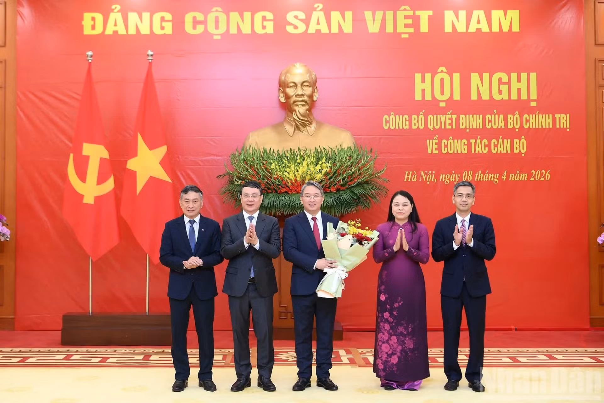 Los miembros de la Oficina del Comité Central del Partido felicitan a Nguyen Hai Ninh.