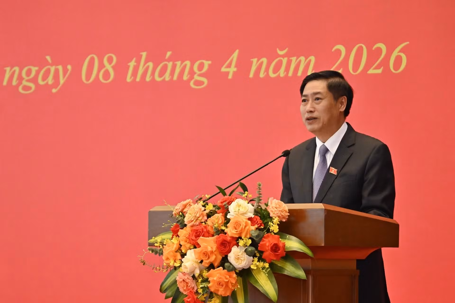 El presidente de la Comisión de Asuntos de los Diputados de la Asamblea Nacional, Nguyen Huu Dong, anuncia las resoluciones en la ceremonia.