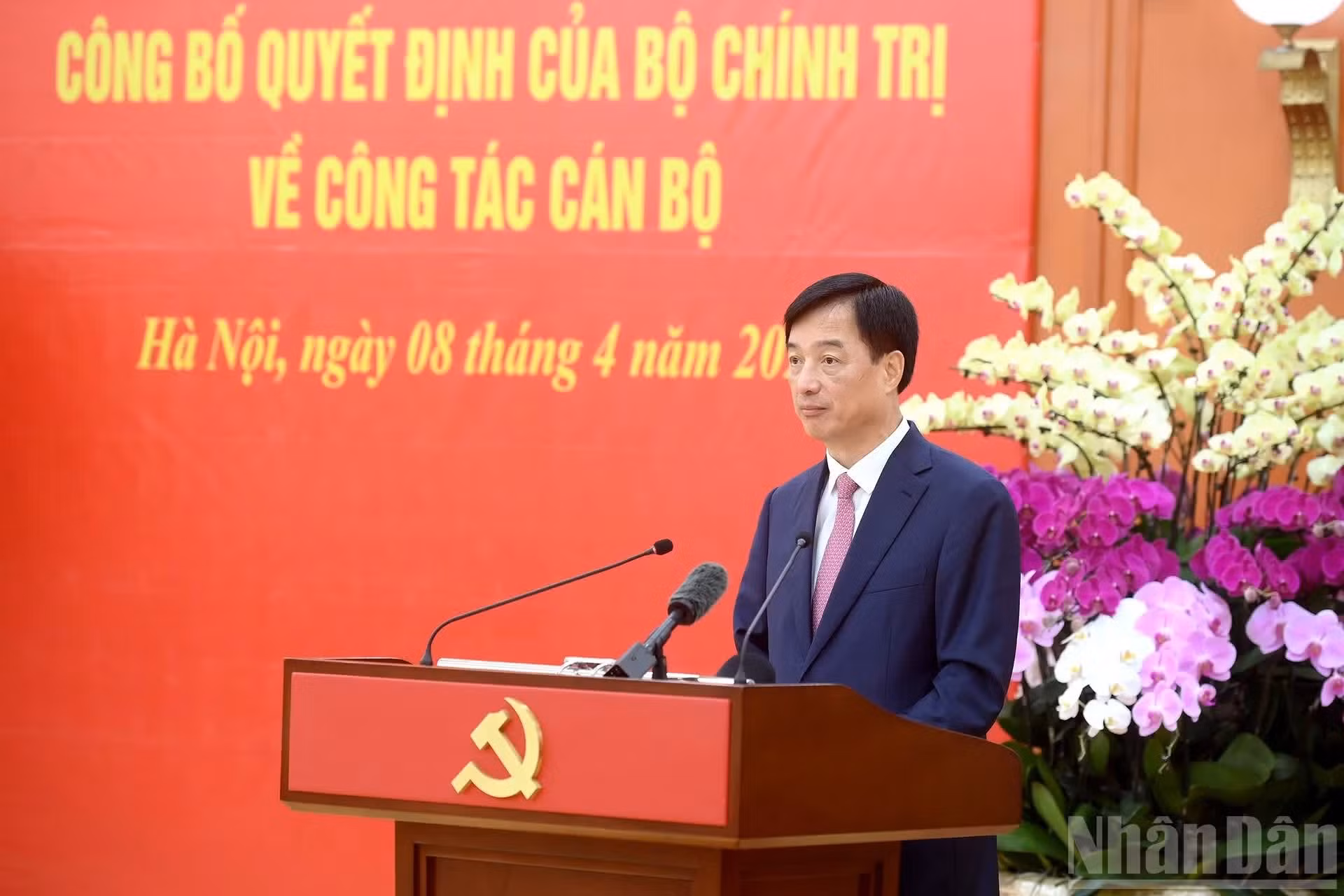 Nguyen Duy Ngoc interviene en el acto.