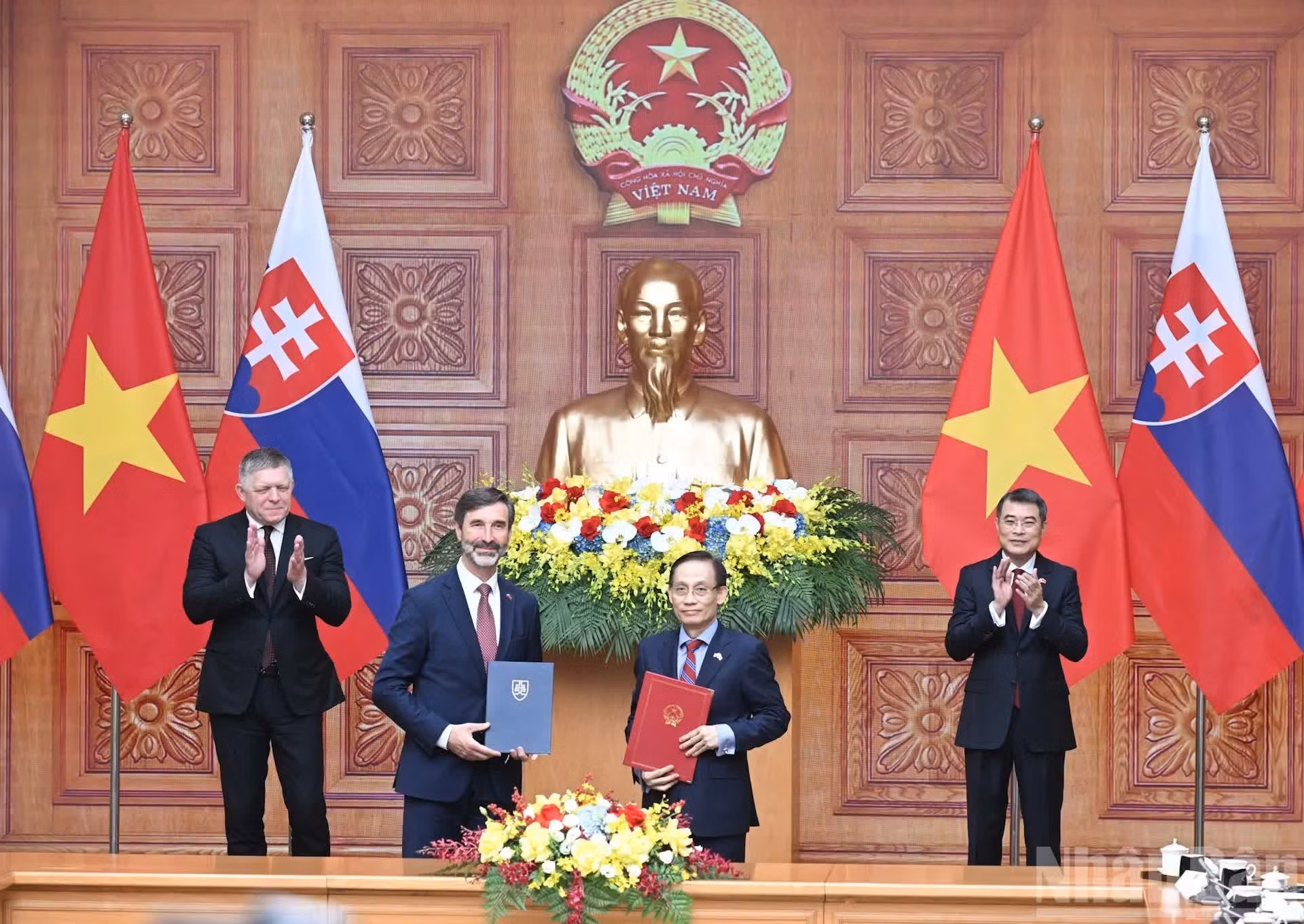 La firma de un Memorando de Entendimiento entre el Ministerio de Relaciones Exteriores de Vietnam y el Ministerio de Asuntos Exteriores y Europeos de Eslovaquia.