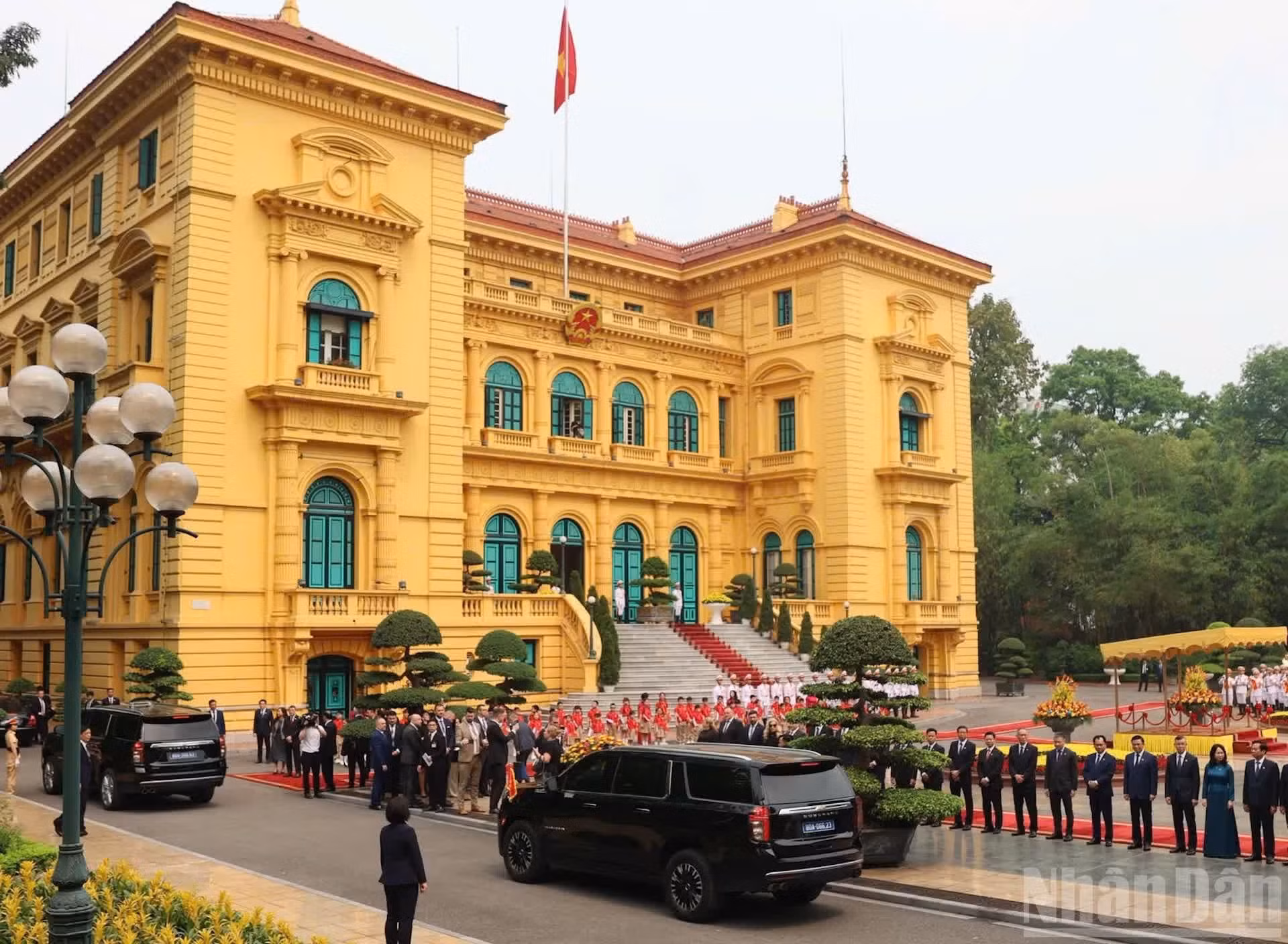 El convoy del primer ministro eslovaco, Robert Fico, llega al Palacio Presidencial.