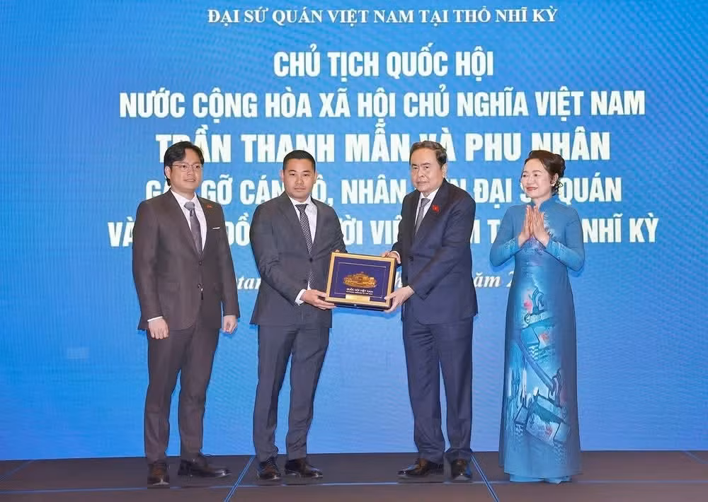 El presidente de la Asamblea Nacional Tran Thanh Man, y su esposa entregan obsequios al personal de la Embajada de Vietnam en Turquía.