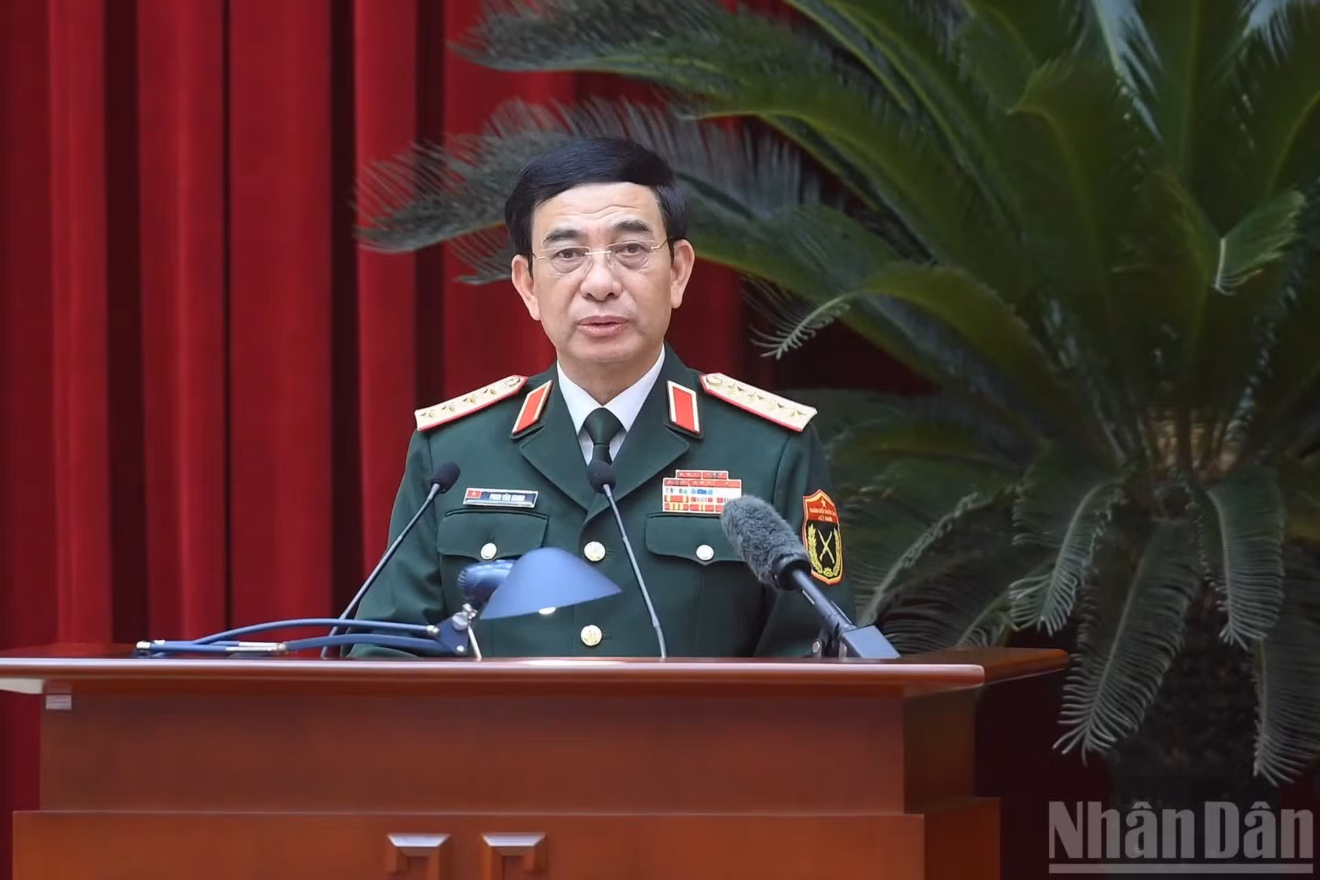 El general Phan Van Giang, miembro del Buró Político, subsecretario de la Comisión Militar Central, viceprimer ministro y ministro de Defensa, habla en el acto.
