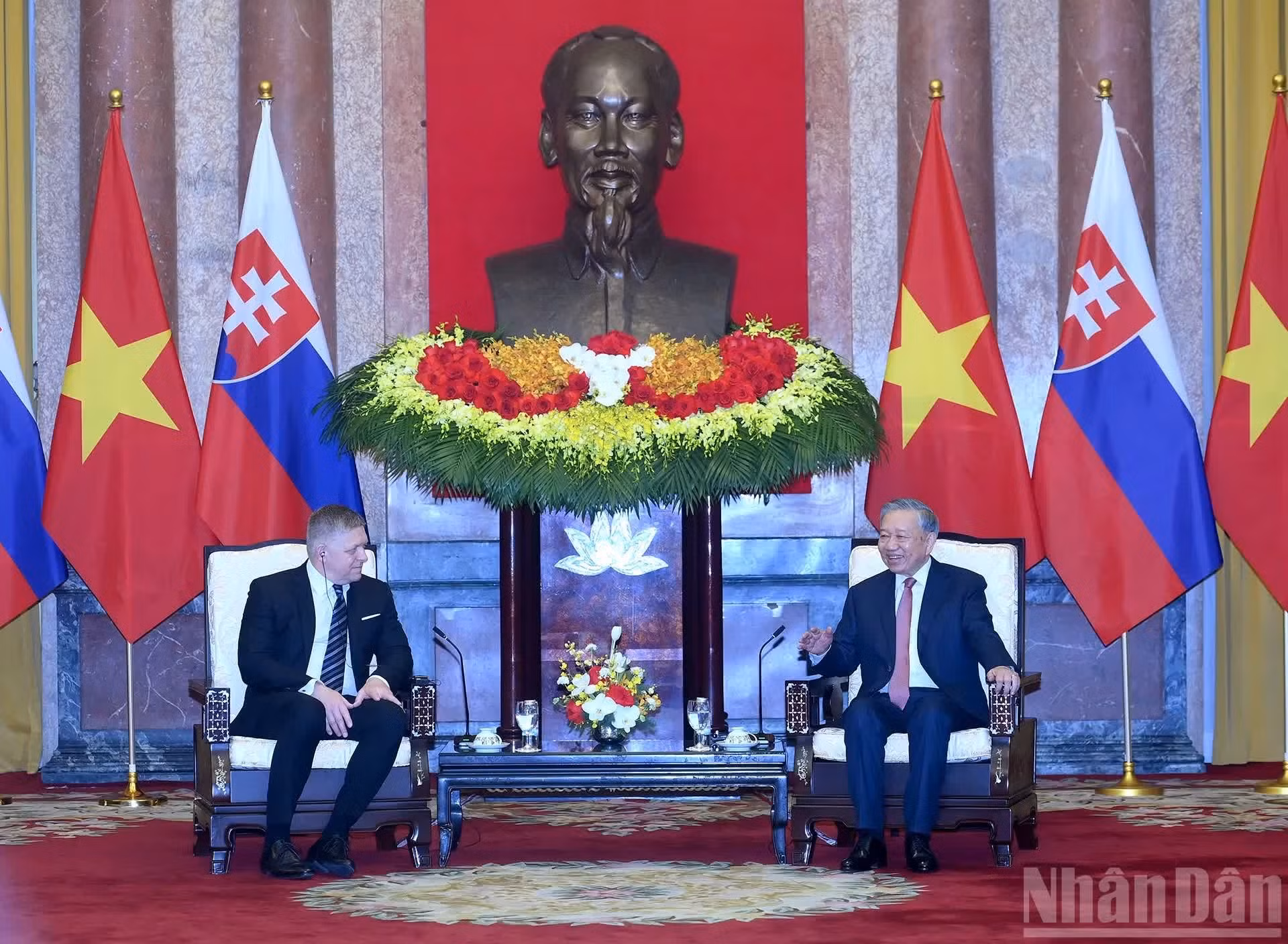 El secretario general del Partido Comunista de Vietnam y presidente del país, To Lam, recibe al primer ministro eslovaco, Robert Fico.