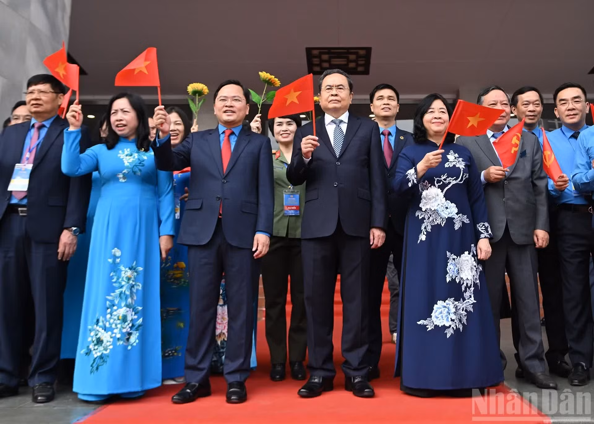 El presidente de la Asamblea Nacional Tran Thanh Man y otros dirigentes del Partido y Estado en el evento.
