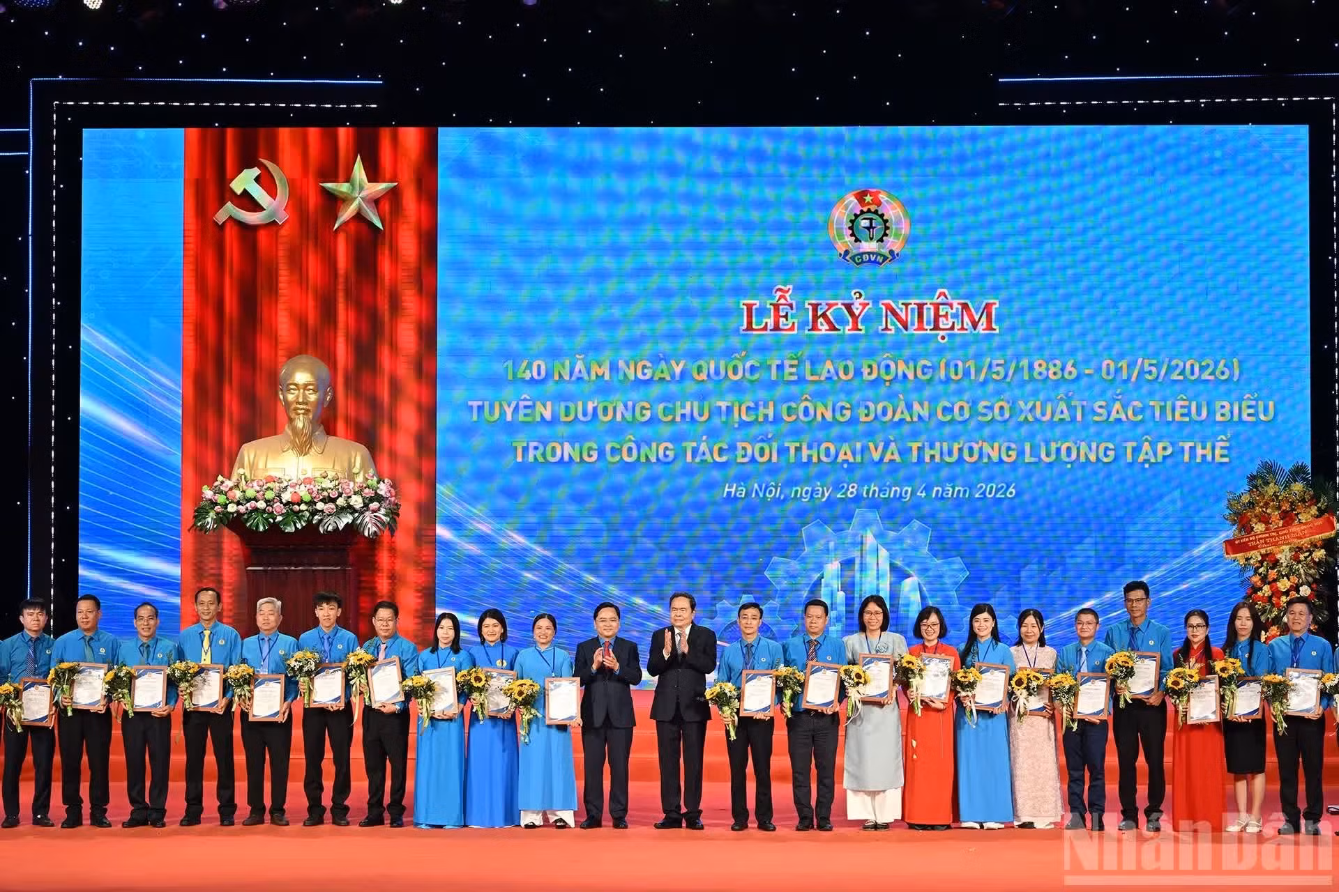 El presidente de la Asamblea Nacional Tran Thanh Man y el titular de la Confederación General del Trabajo de Vietnam Nguyen Anh Tuan distinguen a los destacados presidentes de sindicatos de base.