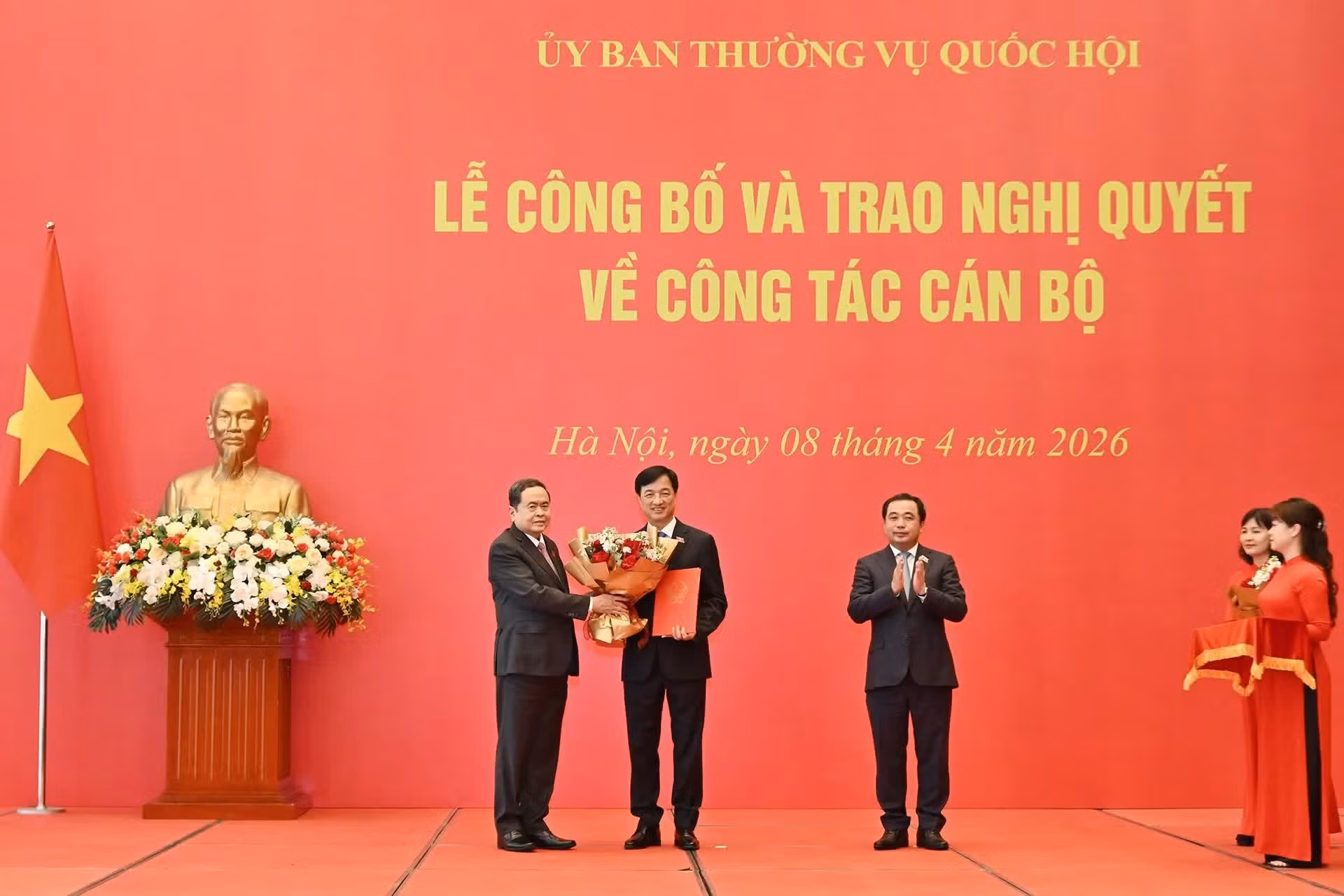 El miembro del Buró Político, secretario del Comité del Partido de la Asamblea Nacional y presidente del órgano legislativo, Tran Thanh Man, entrega la Resolución sobre el cambio de adscripción de la delegación de diputados de Nguyen Duy Ngoc, miembro del Buró Potítico, secretario del Comité Central del Partido y jefe de la Comisión de Organización del Comité Central del Partido, y Tran Duc Thang, mienbro del Buró Potítico y secretario del Comité del Partido de Hanói.