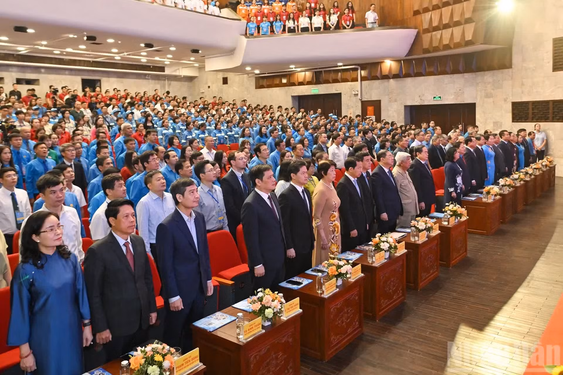 Los delegados saludan a la bandera nacional.