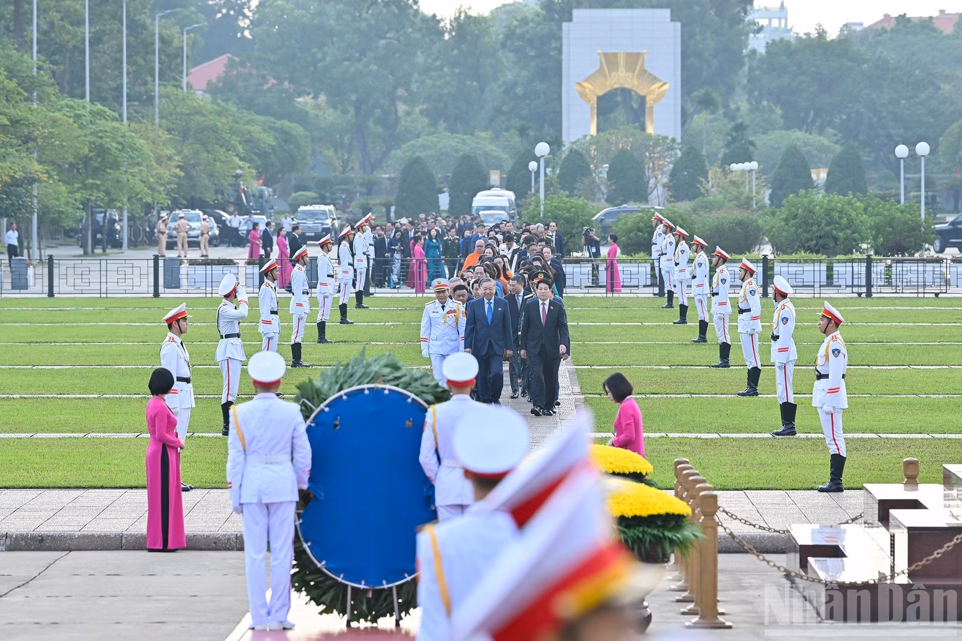 A las 7:15 de la mañana en punto, el secretario general del Partido Comunista de Vietnam, To Lam, el presidente Luong Cuong, el primer ministro Pham Minh Chinh, el titular de la Asamblea Nacional Tran Thanh Man, junto con otros dirigentes del Partido, del Estado y los diputados parten desde la calle Bac Son hacia el Mausoleo para rendir homenaje al Presidente Ho Chi Minh.