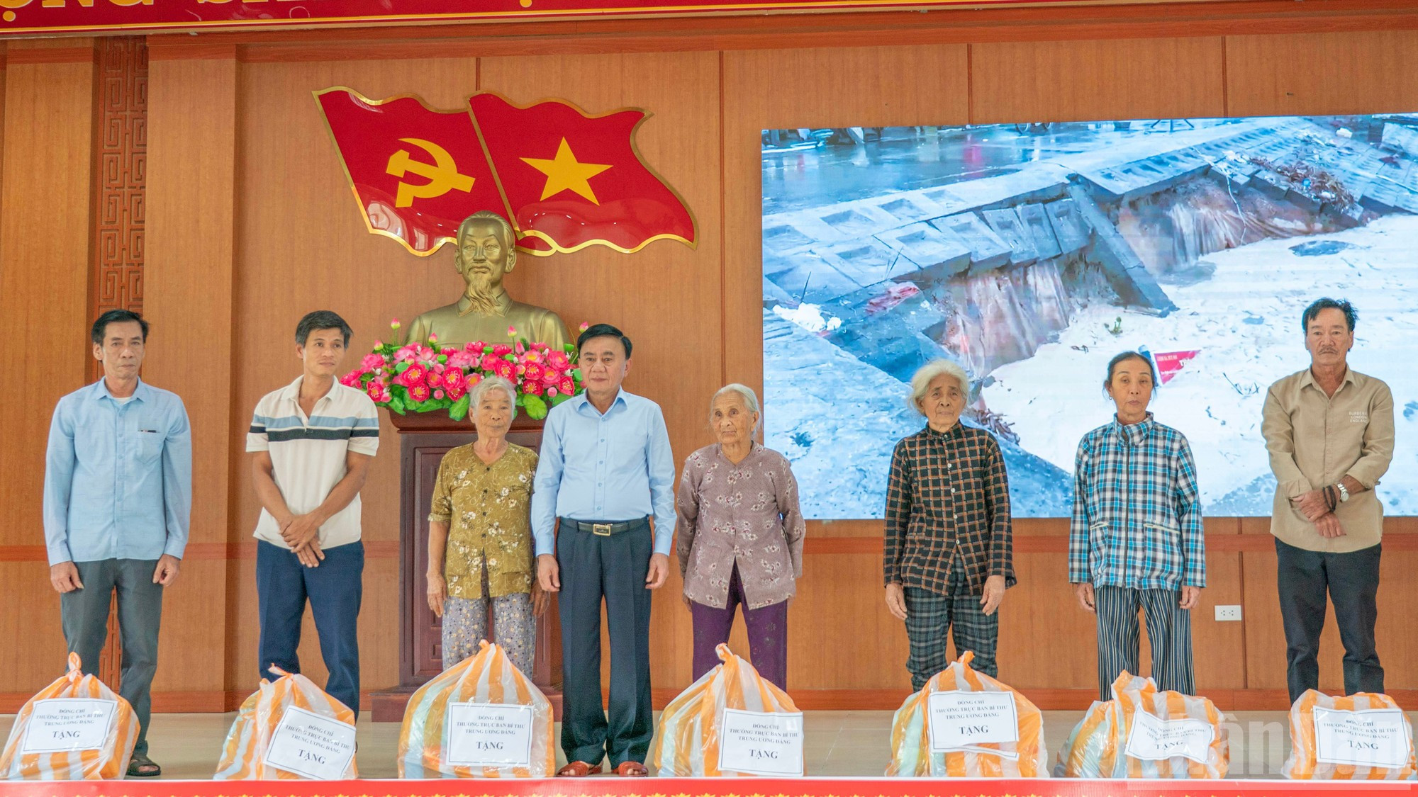 El dirigente entrega regalos a las personas afectadas por desastres naturales. El dirigente entrega regalos a las personas afectadas por desastres naturales.