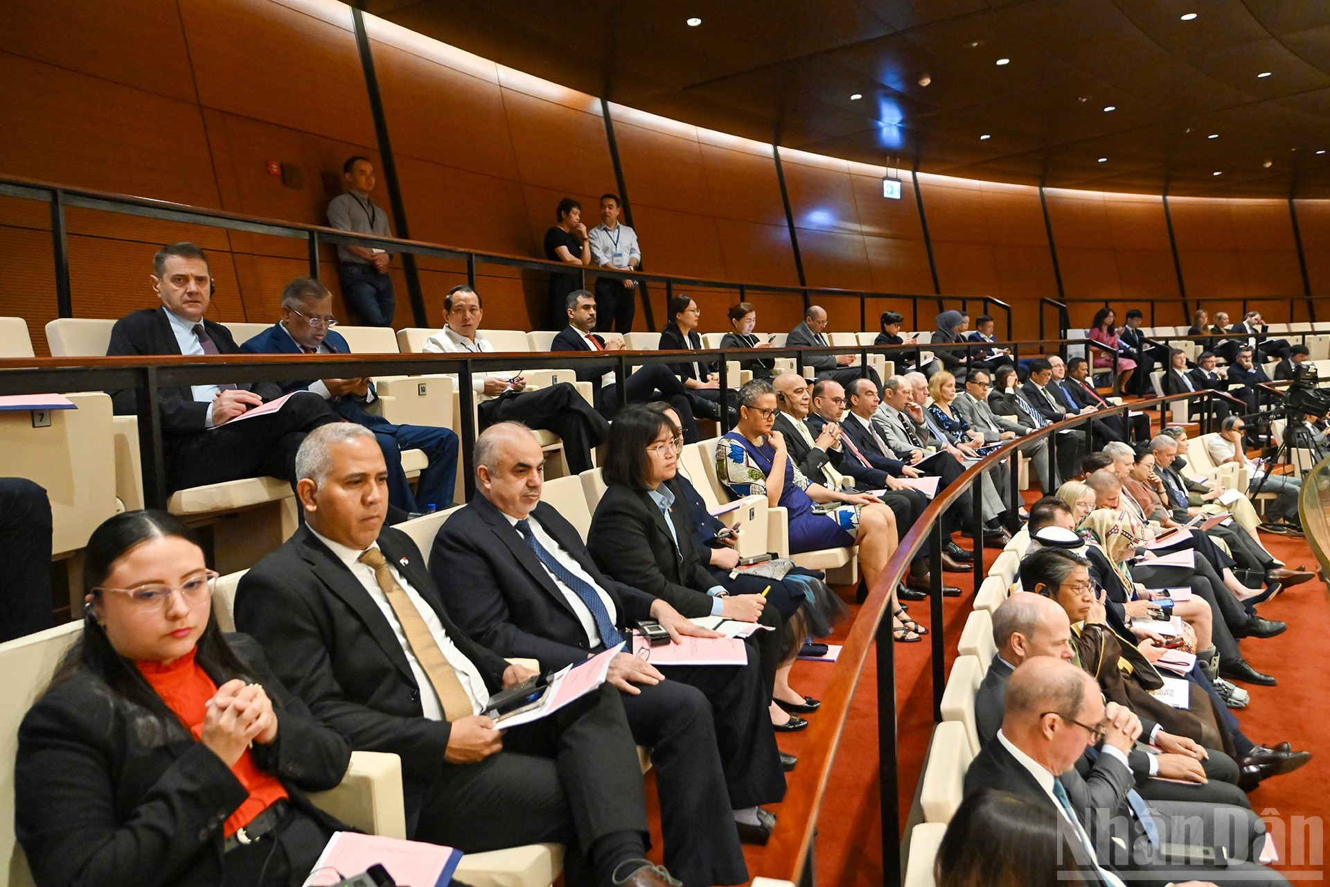 Invitados internacionales asisten a la sesión inaugural.