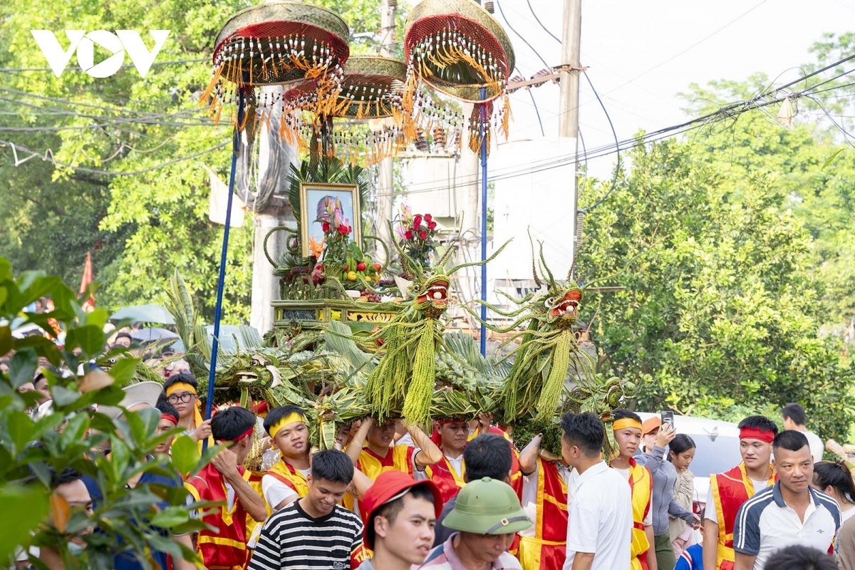 Tran Thi Oanh, secretaria del Comité del Partido de la aldea de Doi Hai, señaló que la elaboración del palanquín ayuda a las nuevas generaciones a conocer y preservar la belleza de las tradiciones locales. 11.jpg