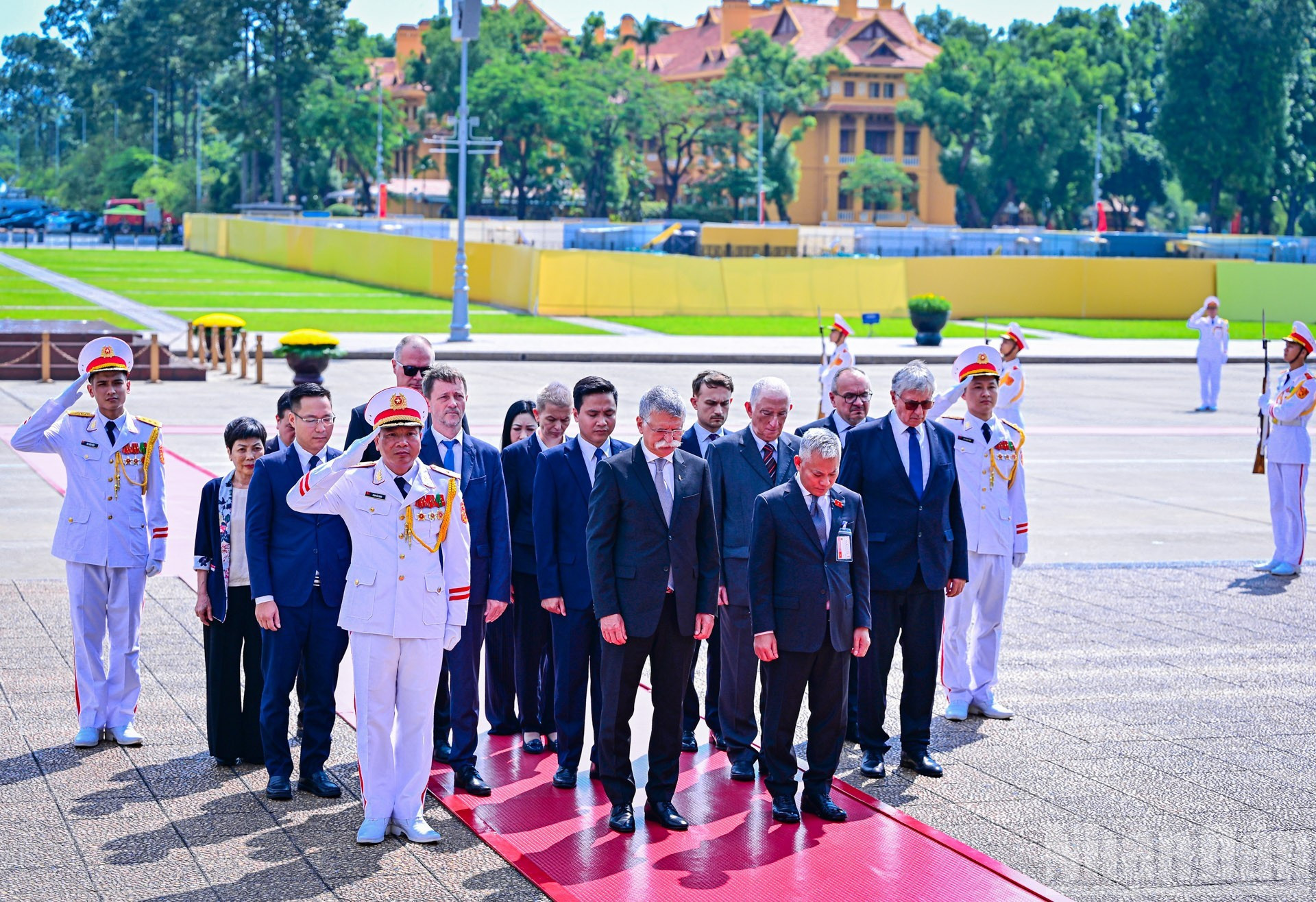 La delegación honra la memoria del Presidente Ho Chi Minh.