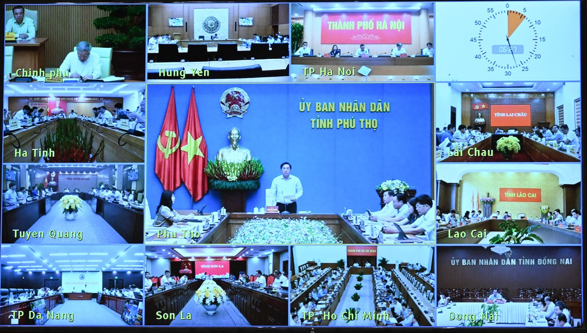 Dirigentes de las provincias y ciudades asisten a la reunión a través de videoconferencia.