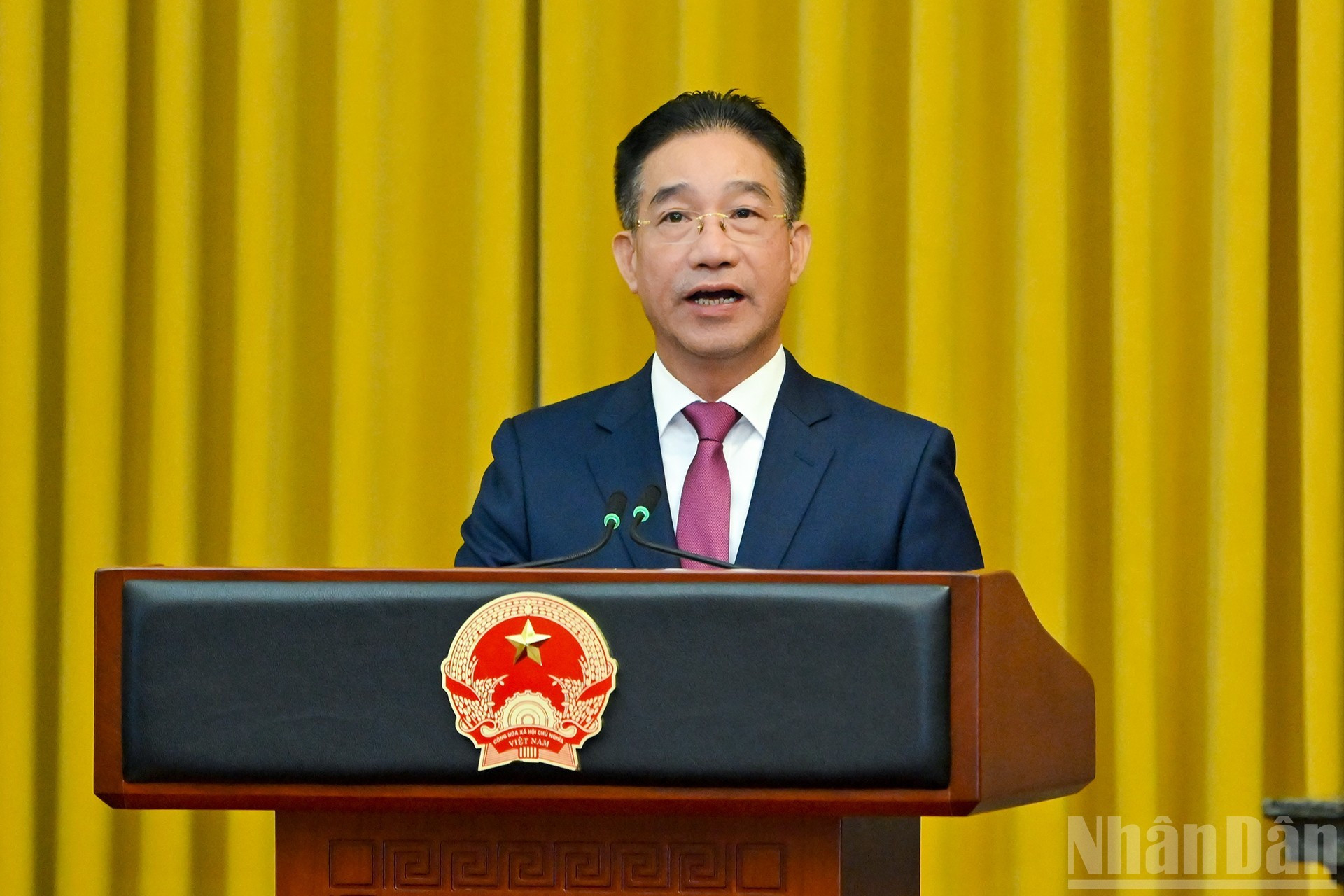 El subjefe de la Oficina Presidencial Pham Thanh Ha anuncia las decisiones del presidente.