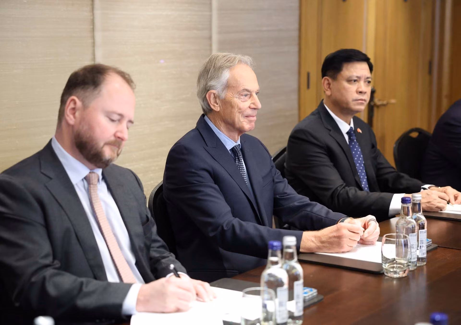 El ex primer ministro británico Tony Blair en la reunión con el secretario general del PCV, To Lam.
