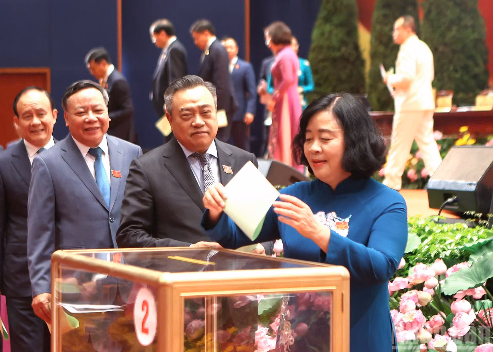 La secretaria del Comité del Partido de Hanói, Bui Thi Minh Hoai, vota para elegir a los delegados que asistirán al XIV Congreso Nacional del Partido.