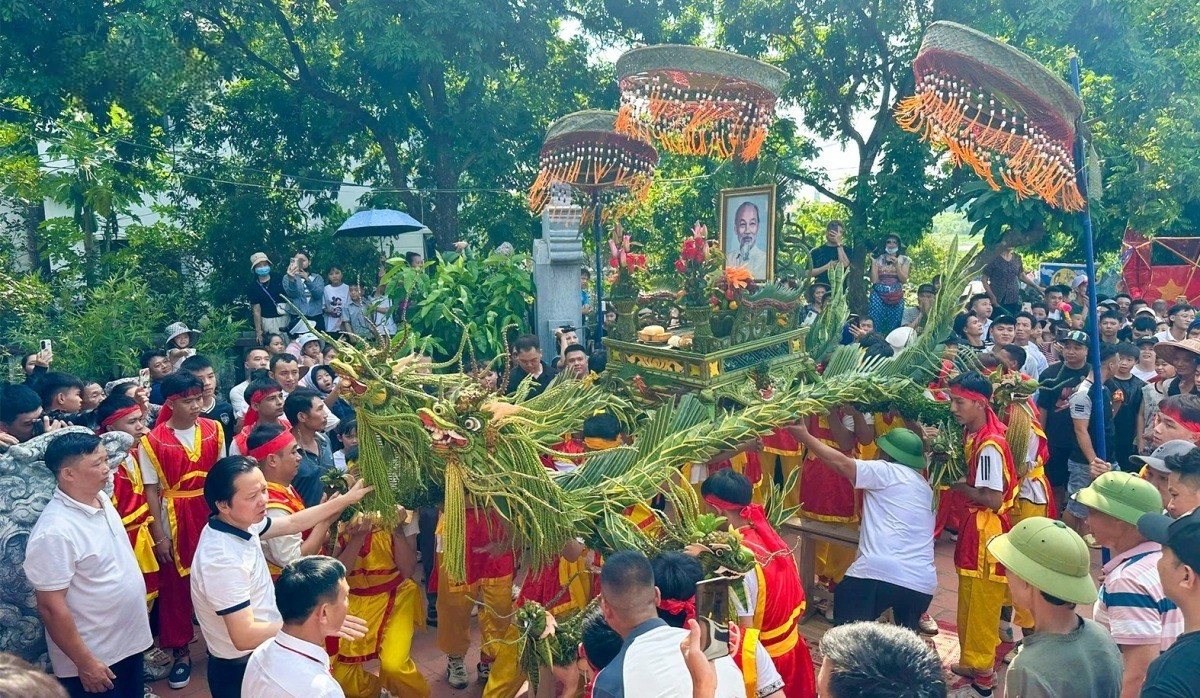 La fabricación del palanquín con materiales como bambú, banano, areca catechu y otros elementos naturales tiene su origen en el oficio tradicional local del tejido de bambú y ratán. dewatermarkai-1759742985263.jpg
