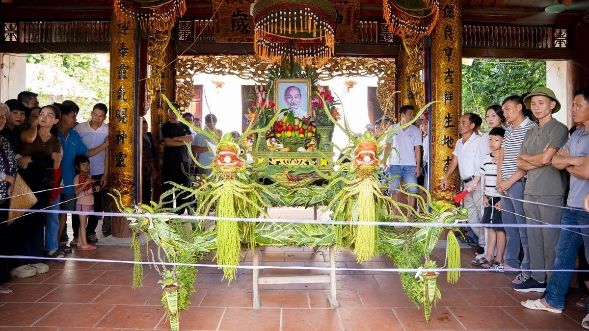 Los pobladores de Doi Hai, a unos 20 km del centro de Hanói, organizaron la víspera una procesión tradicional de palanquín de dragón con motivo del Festival del Medio Otoño. dewatermarkai-1759743213081.jpg