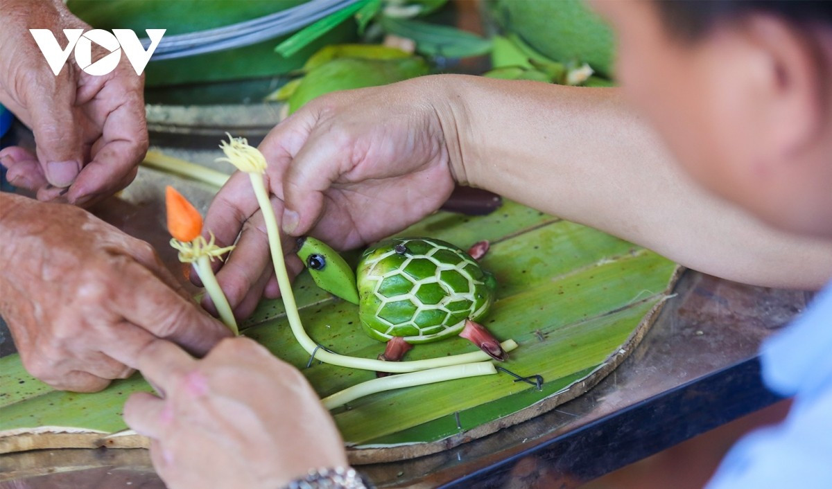 Las imágenes de cuatro animales míticos –el dragón, el león, la tortuga y el ave fénix- también se representan hábilmente utilizando papaya, flor de plátano y plátanos. 8.jpg