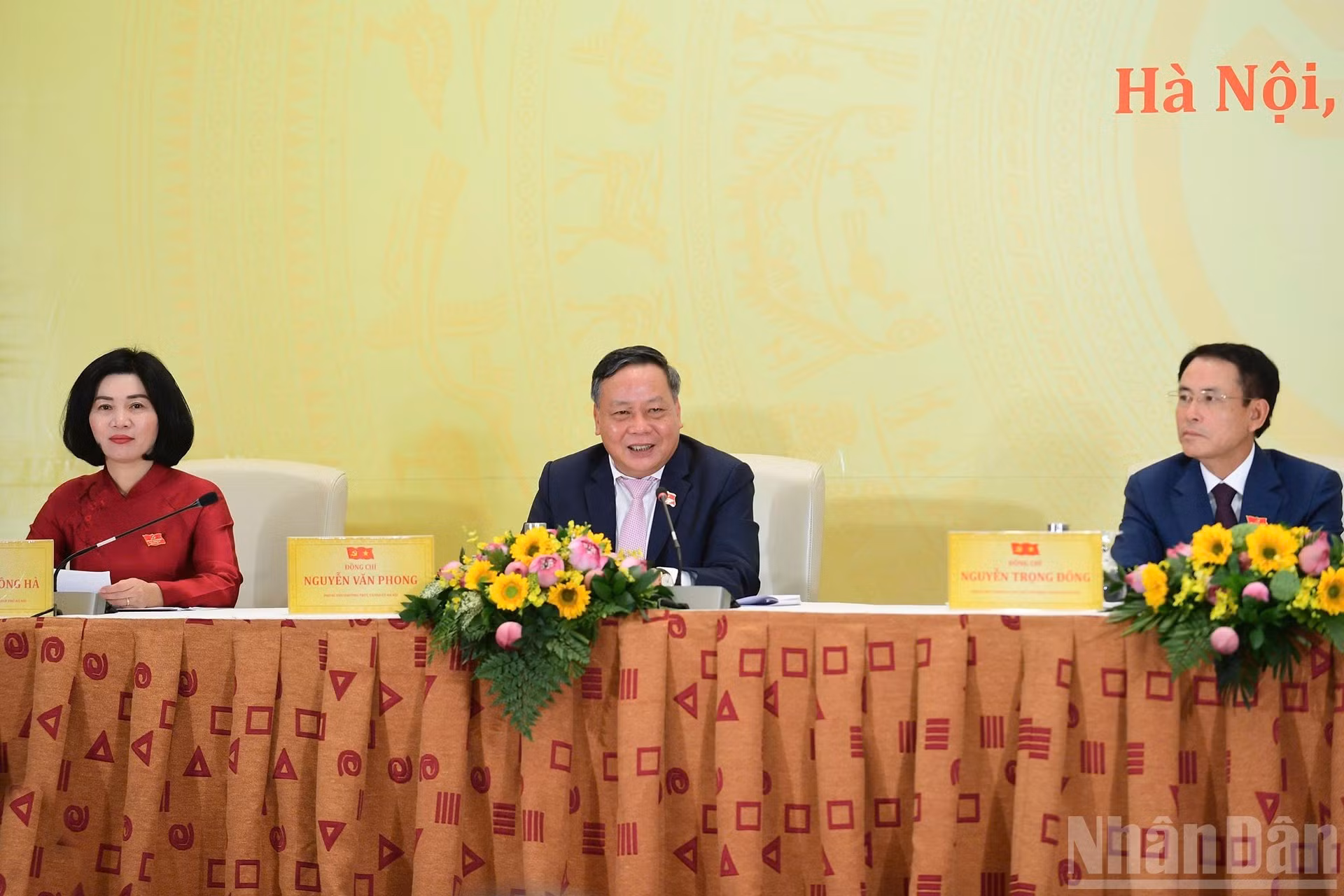 El vicesecretario permanente del Comité del Partido de Hanói, Nguyen Van Phong, responde preguntas en la cita.