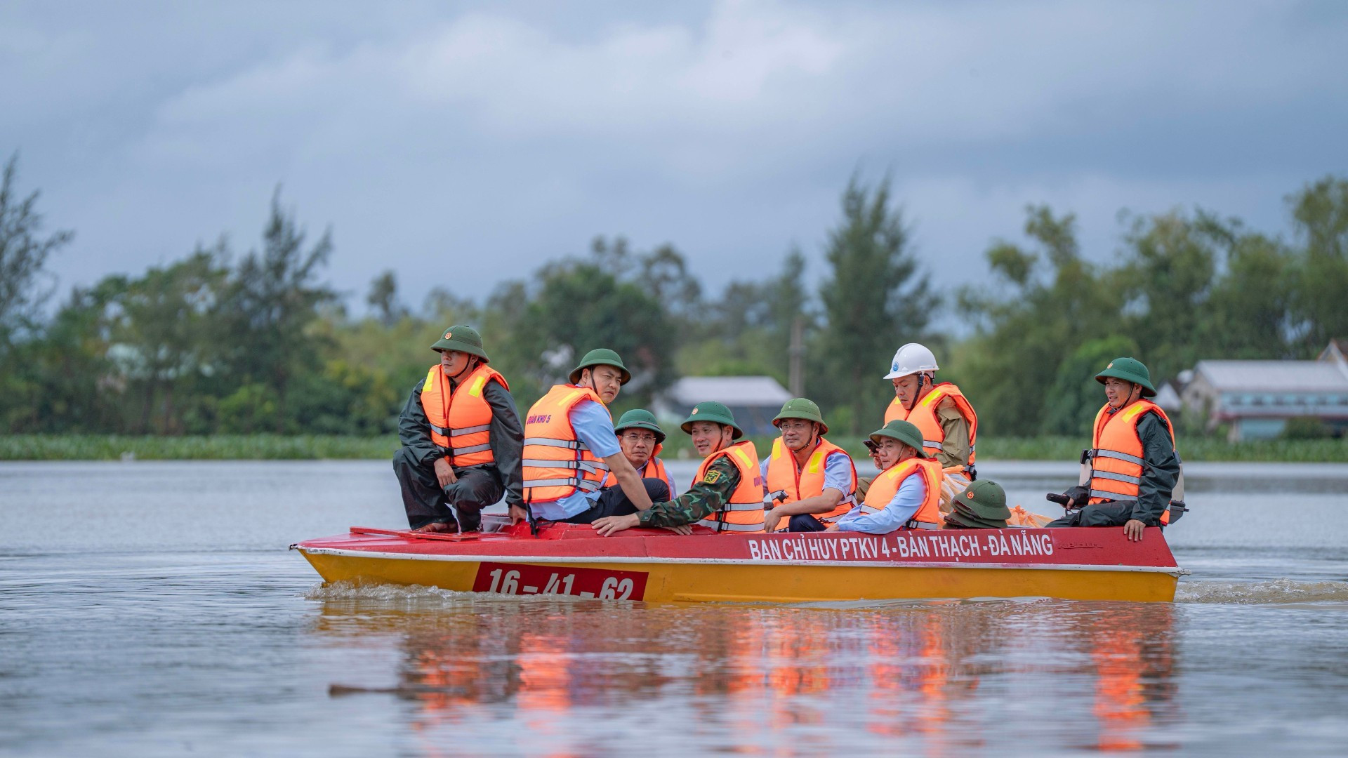 [Foto] Dirigente partidista anima a pobladores afectados por las inundaciones en Da Nang