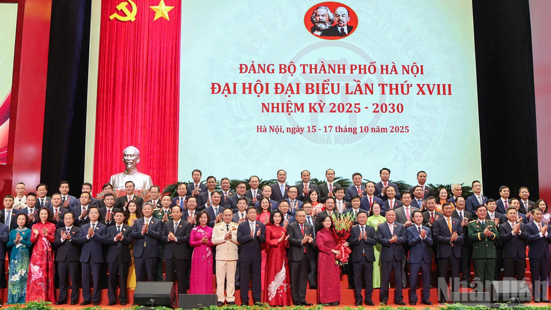 Tran Cam Tu, miembro del Buró Político y permanente del Secretariado del Comité Central del Partido Comunista de Vietnam, entrega flores para felicitar al Buró Ejecutivo del Comité del Partido de Hanói, período 2025-2030.