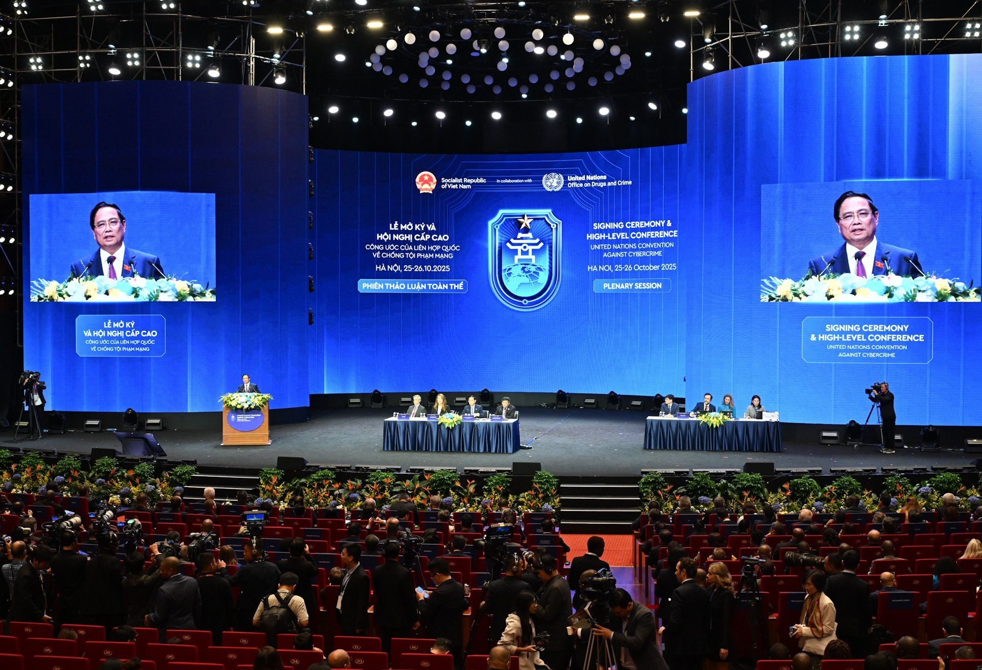 El mismo día, se celebra en el Centro Nacional de Convenciones de Hanói la primera sesión de debate de alto nivel en el marco de la ceremonia de apertura de firma y la Conferencia sobre la Convención de Hanói. El mismo día, se celebra en el Centro Nacional de Convenciones de Hanói la primera sesión de debate de alto nivel en el marco de la ceremonia de apertura de firma y la Conferencia sobre la Convención de Hanói.