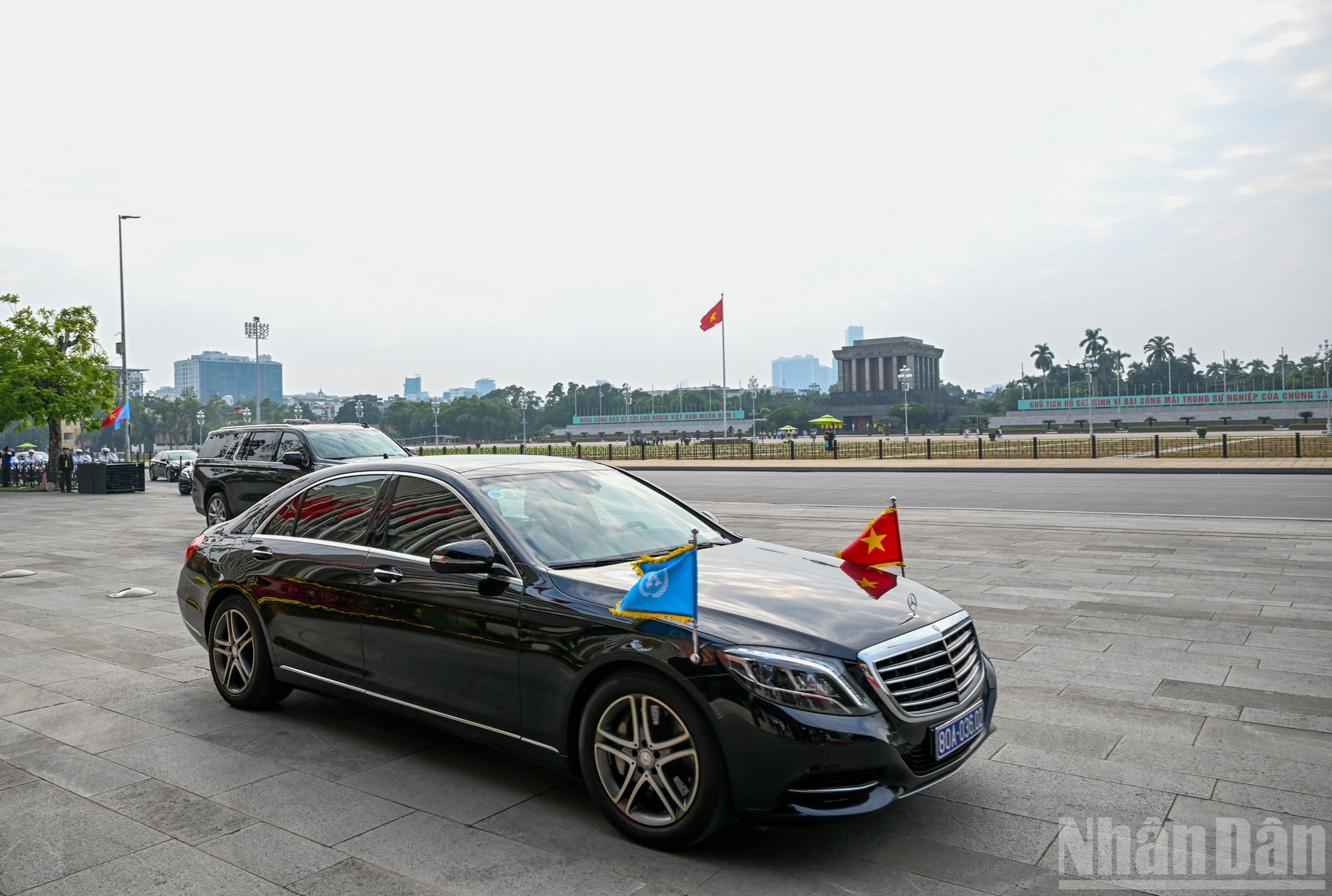 La caravana que transporta al secretario general de la ONU, António Guterres, se dirige por la calle Doc Lap hacia la Casa Parlamentaria de Vietnam.