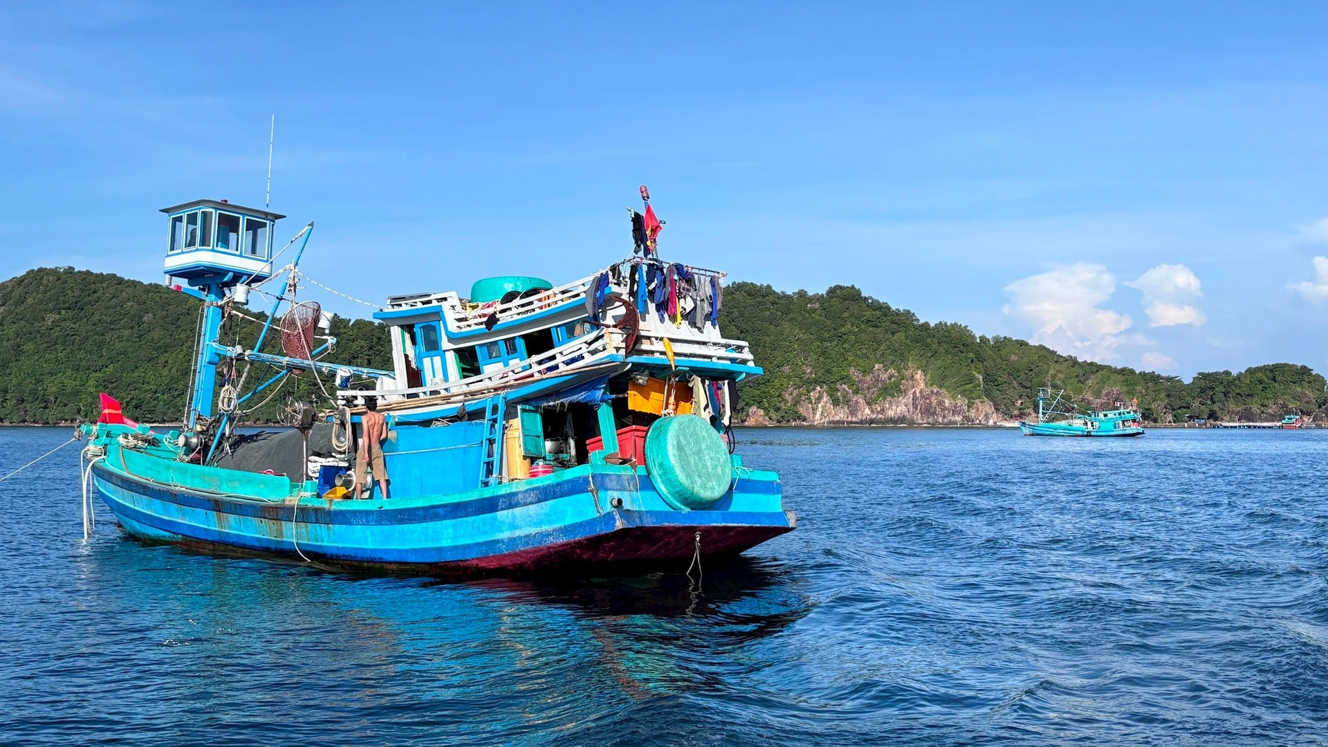 Quienes visitan Nam Du pueden tomar un barco para salir al mar y observar a los pescadores en plena faena, o explorar las islas vírgenes en medio del océano. Quienes visitan Nam Du pueden tomar un barco para salir al mar y observar a los pescadores en plena faena, o explorar las islas vírgenes en medio del océano.