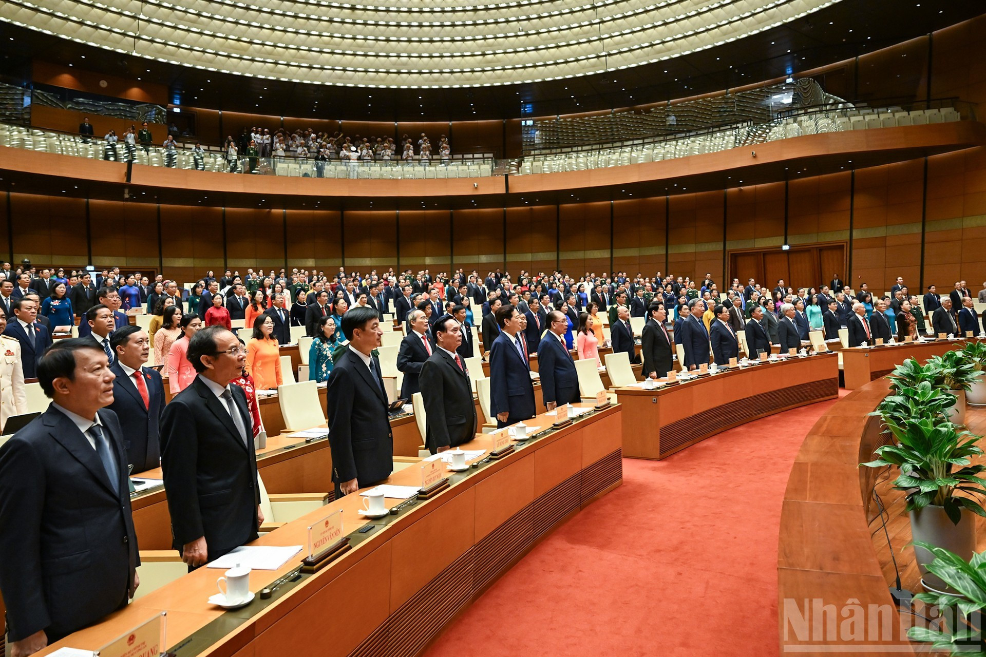 Los anteriores y actuales dirigentes del Partido y del Estado, junto con los diputados saludan a la bandera nacional.