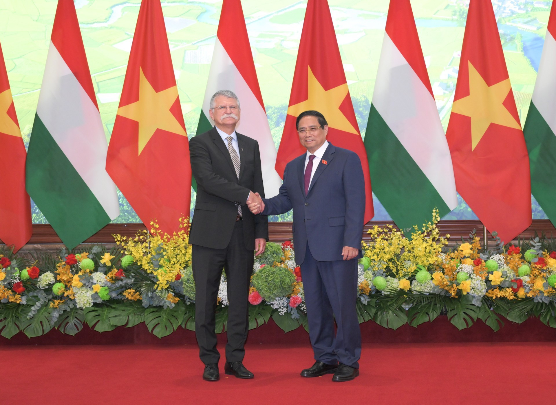 El primer ministro de Vietnam, Pham Minh Chinh, y el presidente del Parlamento de Hungría, Laszlo Kover.