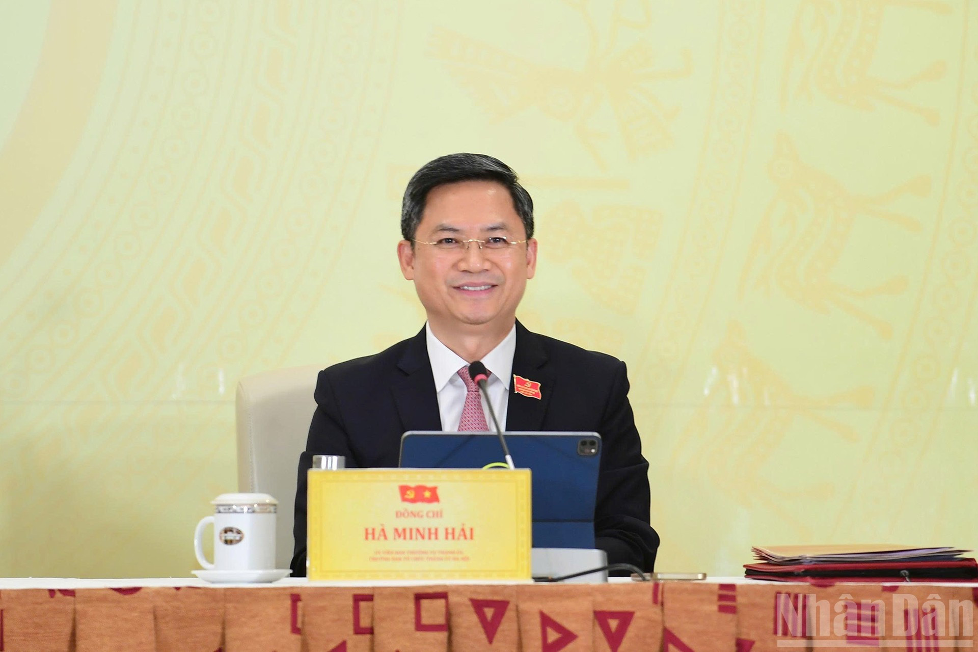 El jefe de la Comisión de Organización del Comité del Partido de Hanói, Ha Minh Hai, responde preguntas en el evento.