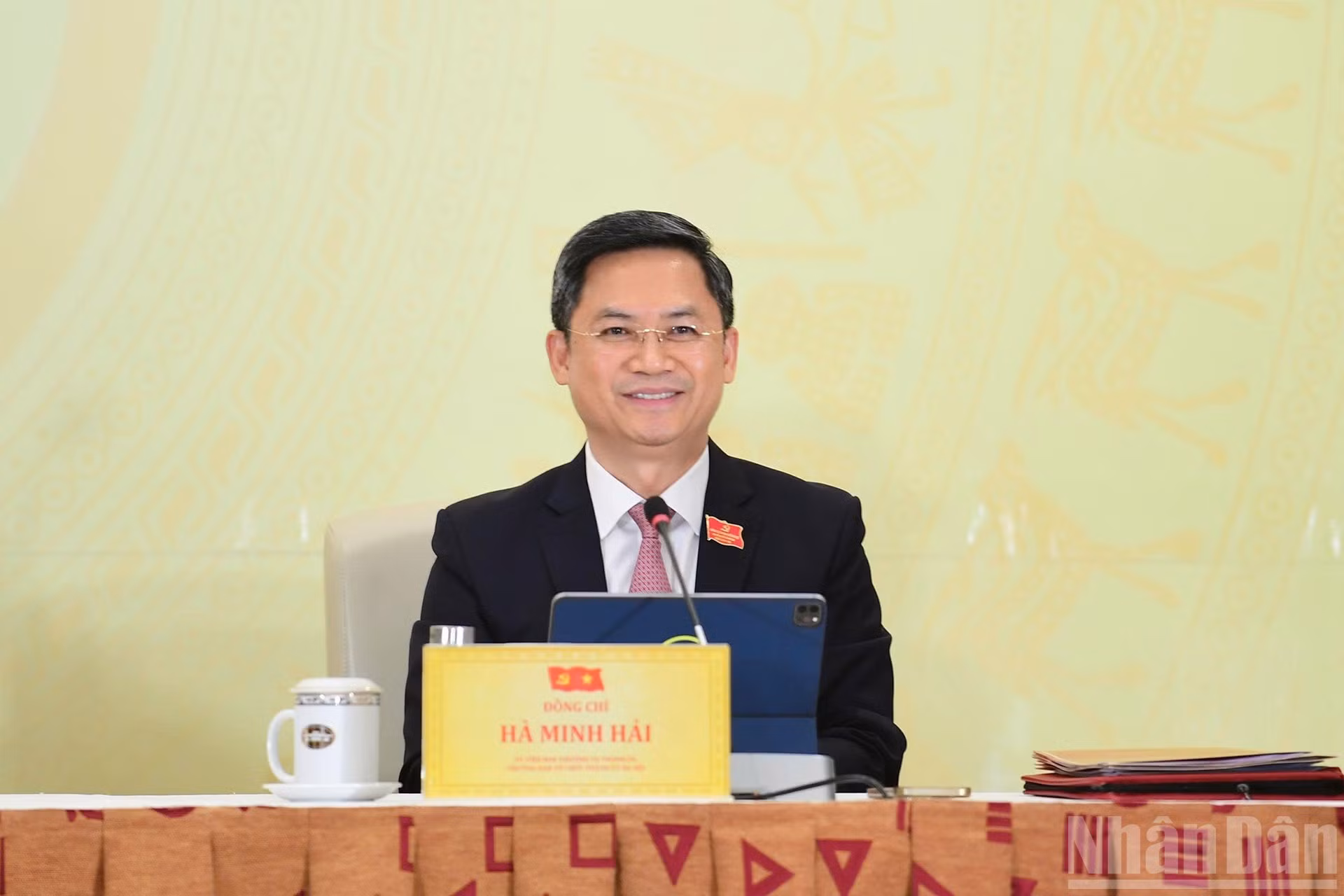 El jefe de la Comisión de Organización del Comité del Partido de Hanói, Ha Minh Hai, responde preguntas en el evento.